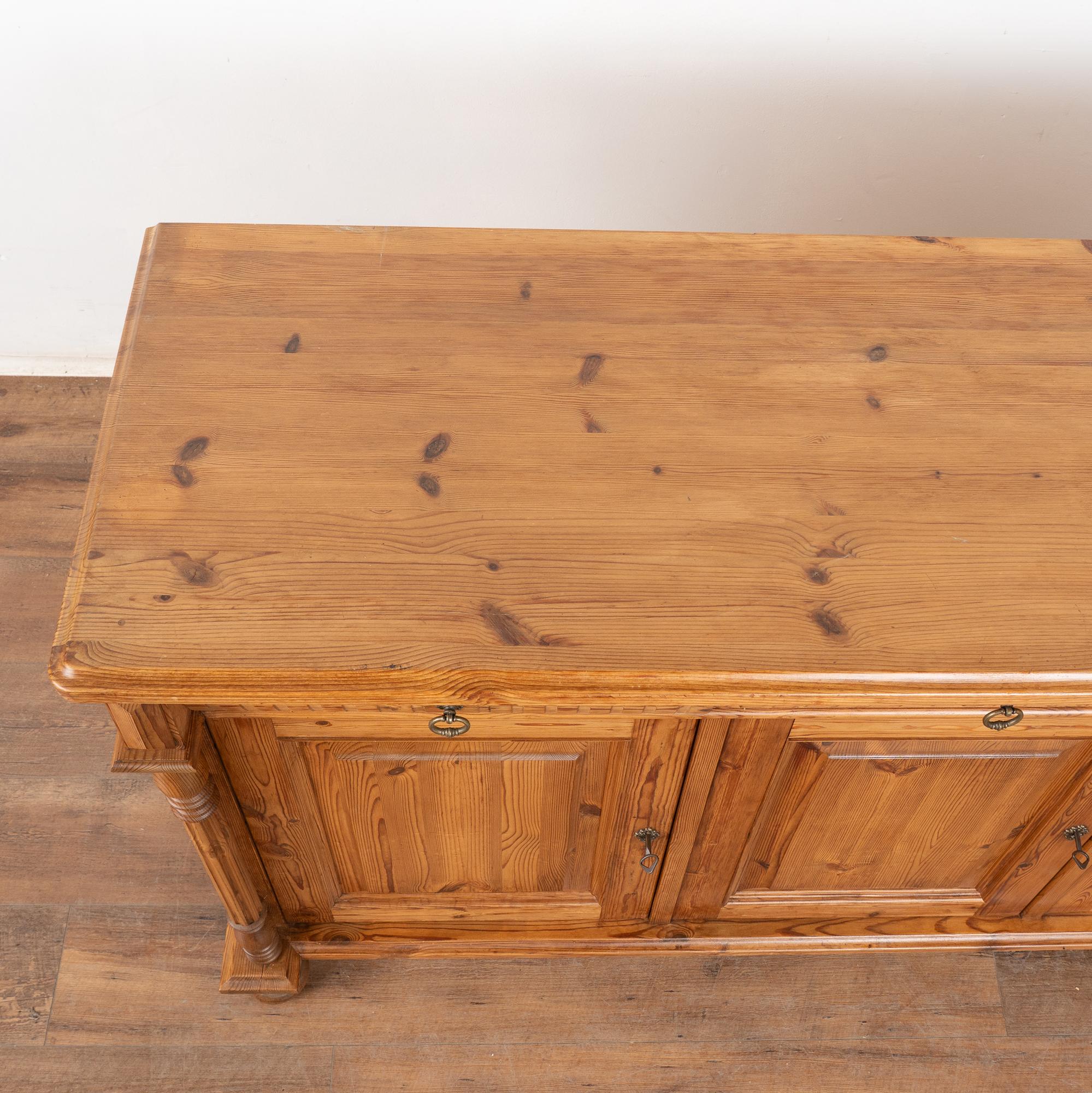 XX secolo Credenza Buffet in pino dei primi del Novecento, Danimarca in vendita