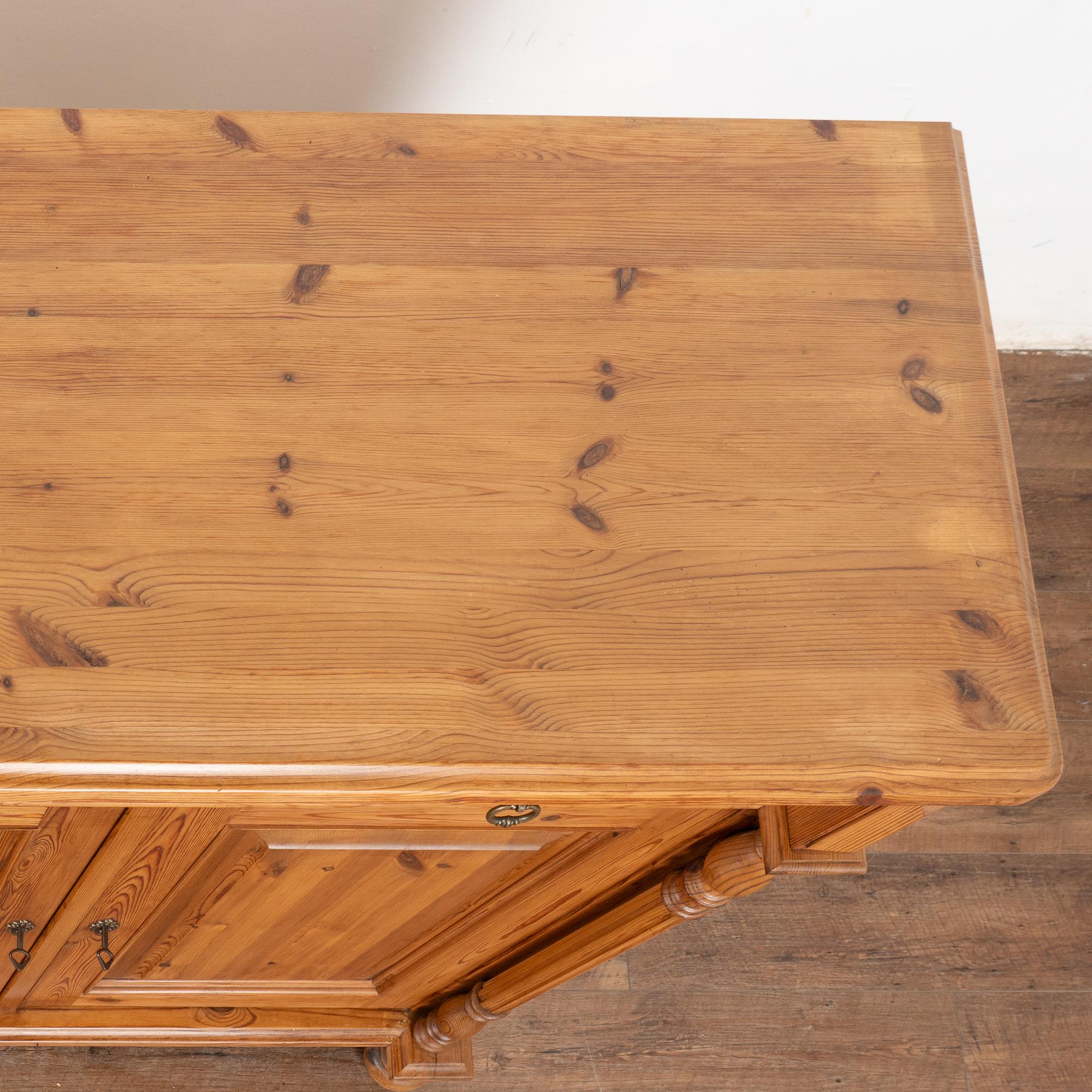 Pino Credenza Buffet in pino dei primi del Novecento, Danimarca in vendita