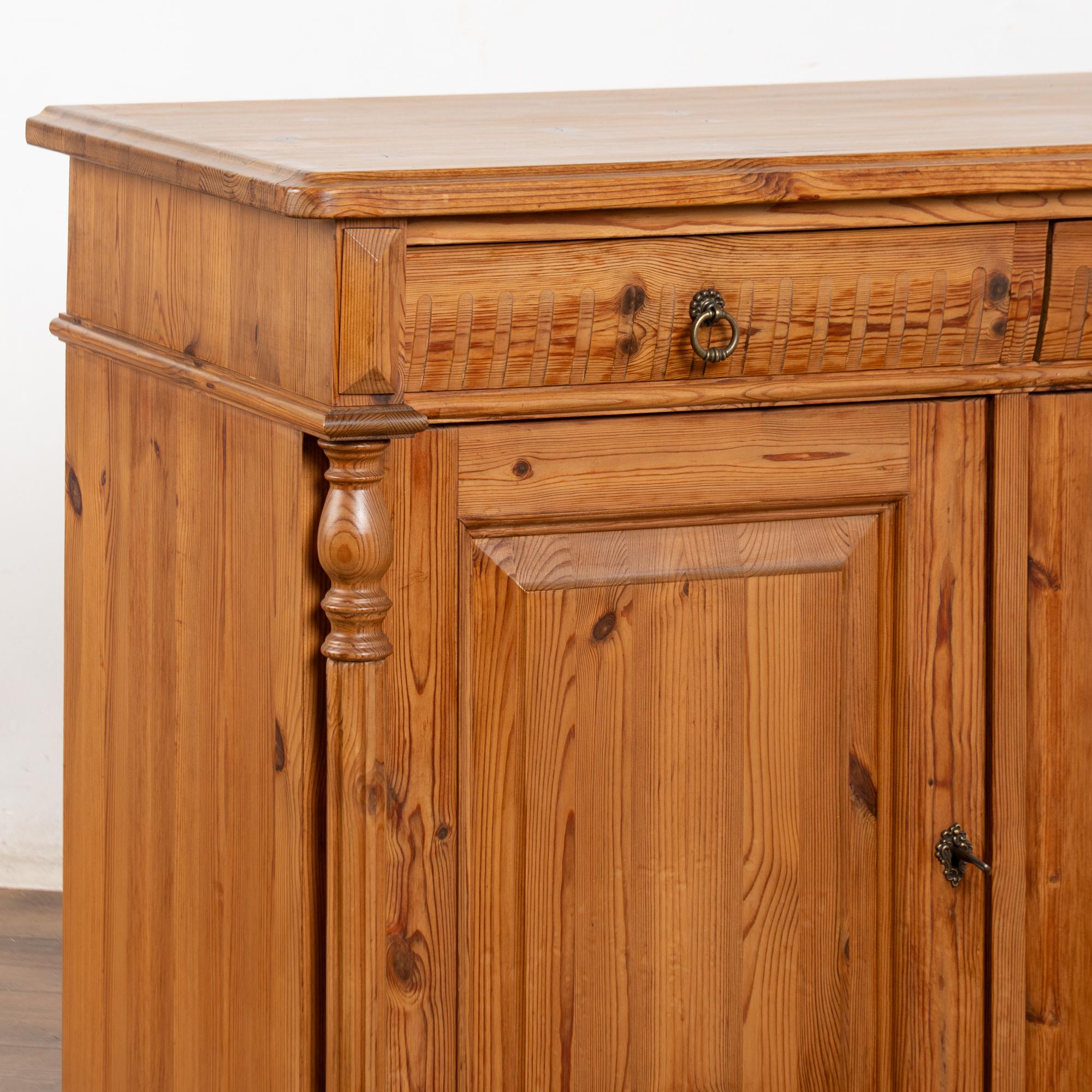 Credenza Buffet in pino dei primi del Novecento, Danimarca in vendita 1