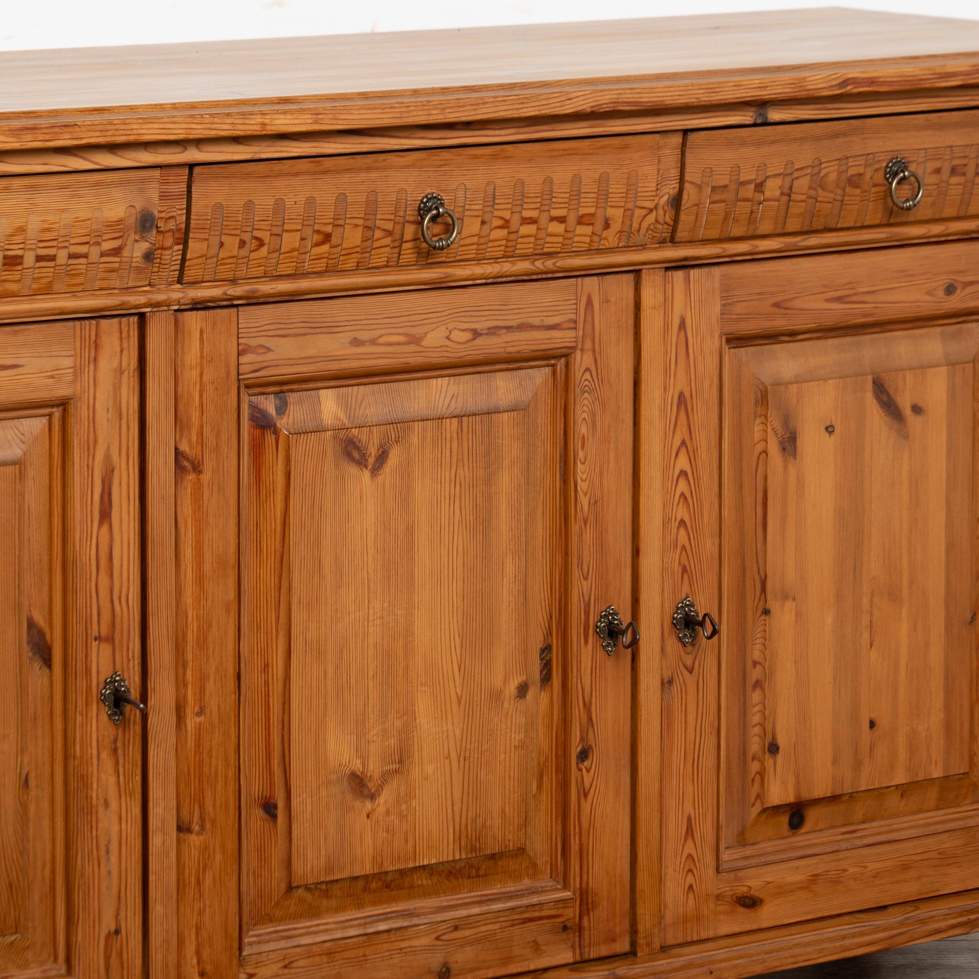 Credenza Buffet in pino dei primi del Novecento, Danimarca in vendita 2
