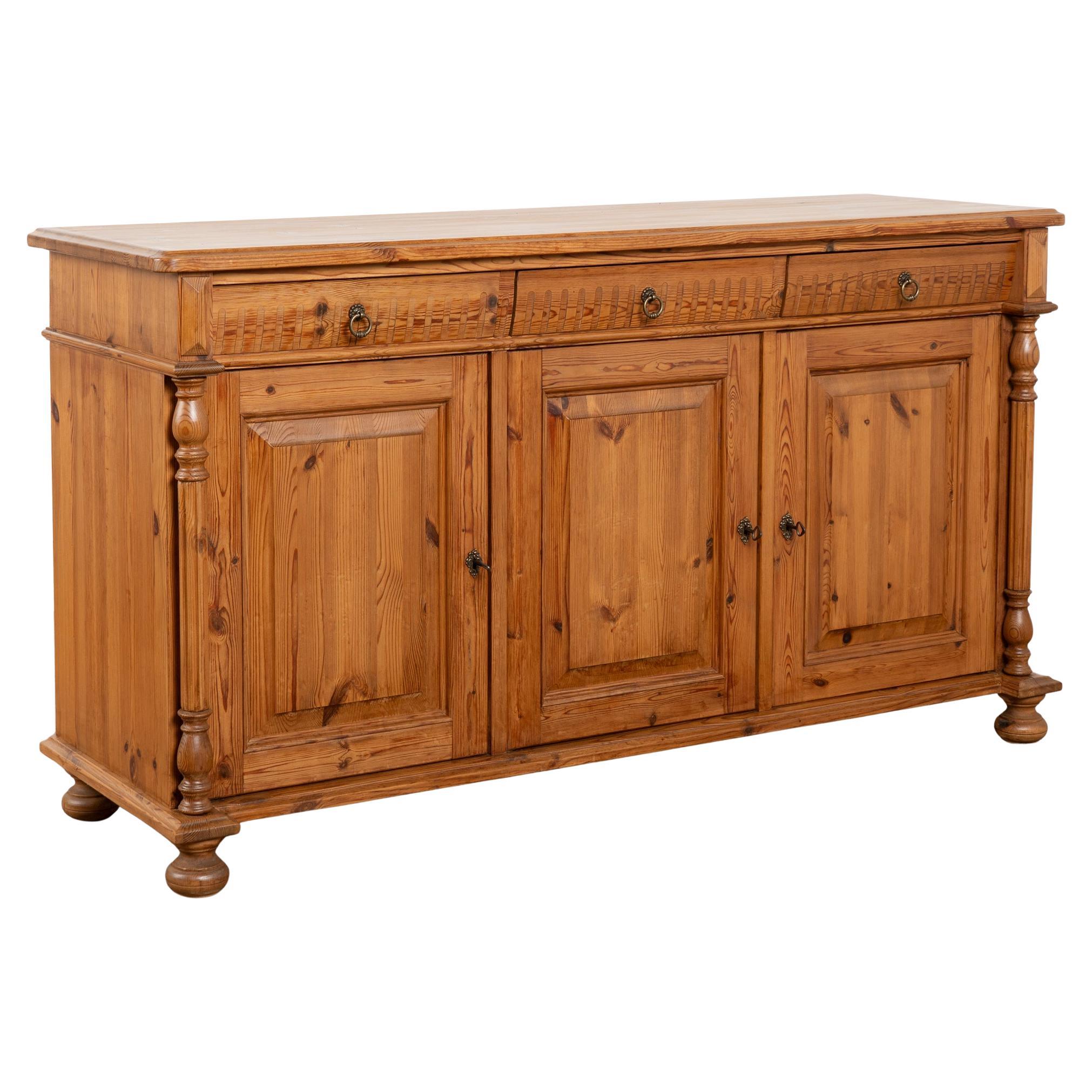 Credenza Buffet in pino dei primi del Novecento, Danimarca in vendita