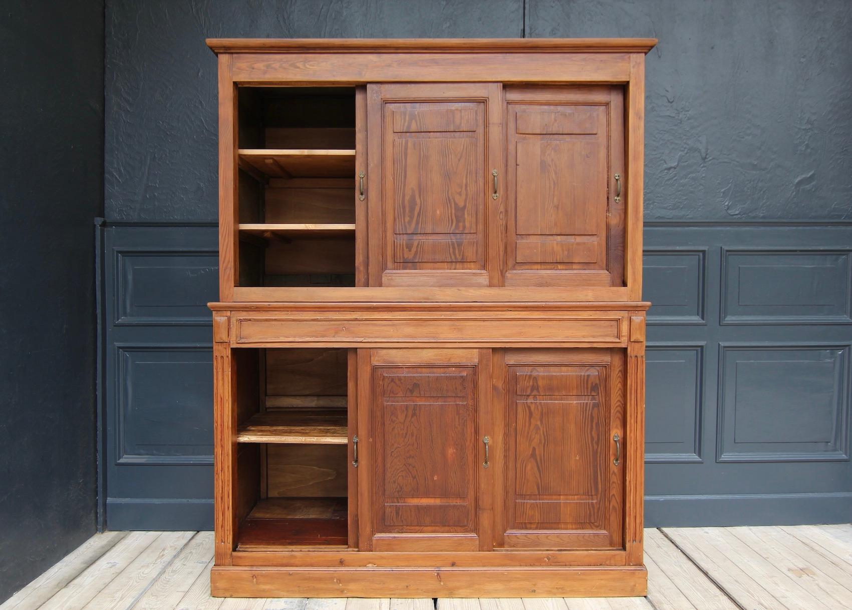 Early 20th Century Pitch Pine Cabinet with Sliding Doors In Good Condition In Dusseldorf, DE