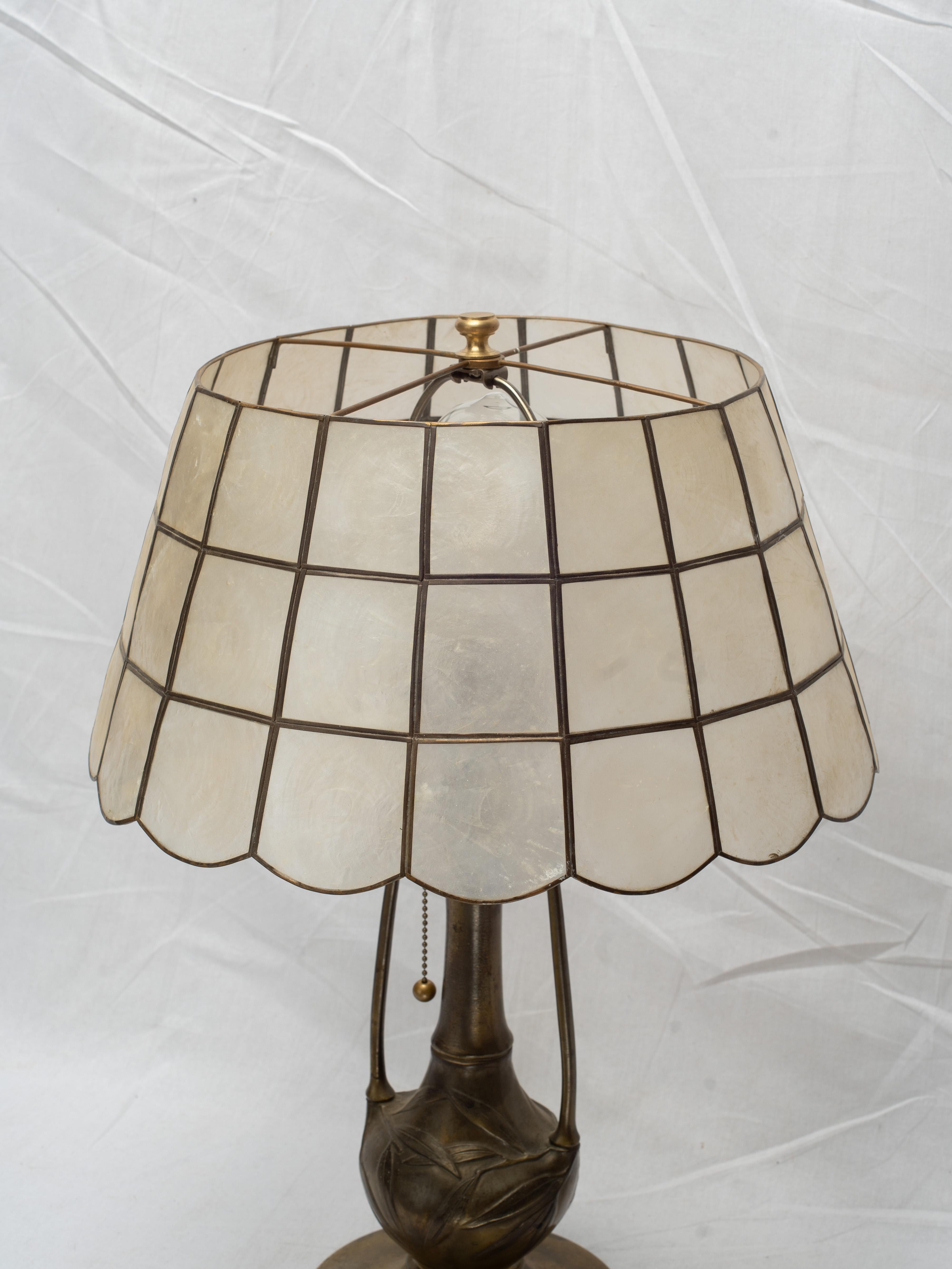 Art Nouveau Early 20th Century Pittsburgh Olive Leaf Table Lamp in vendita