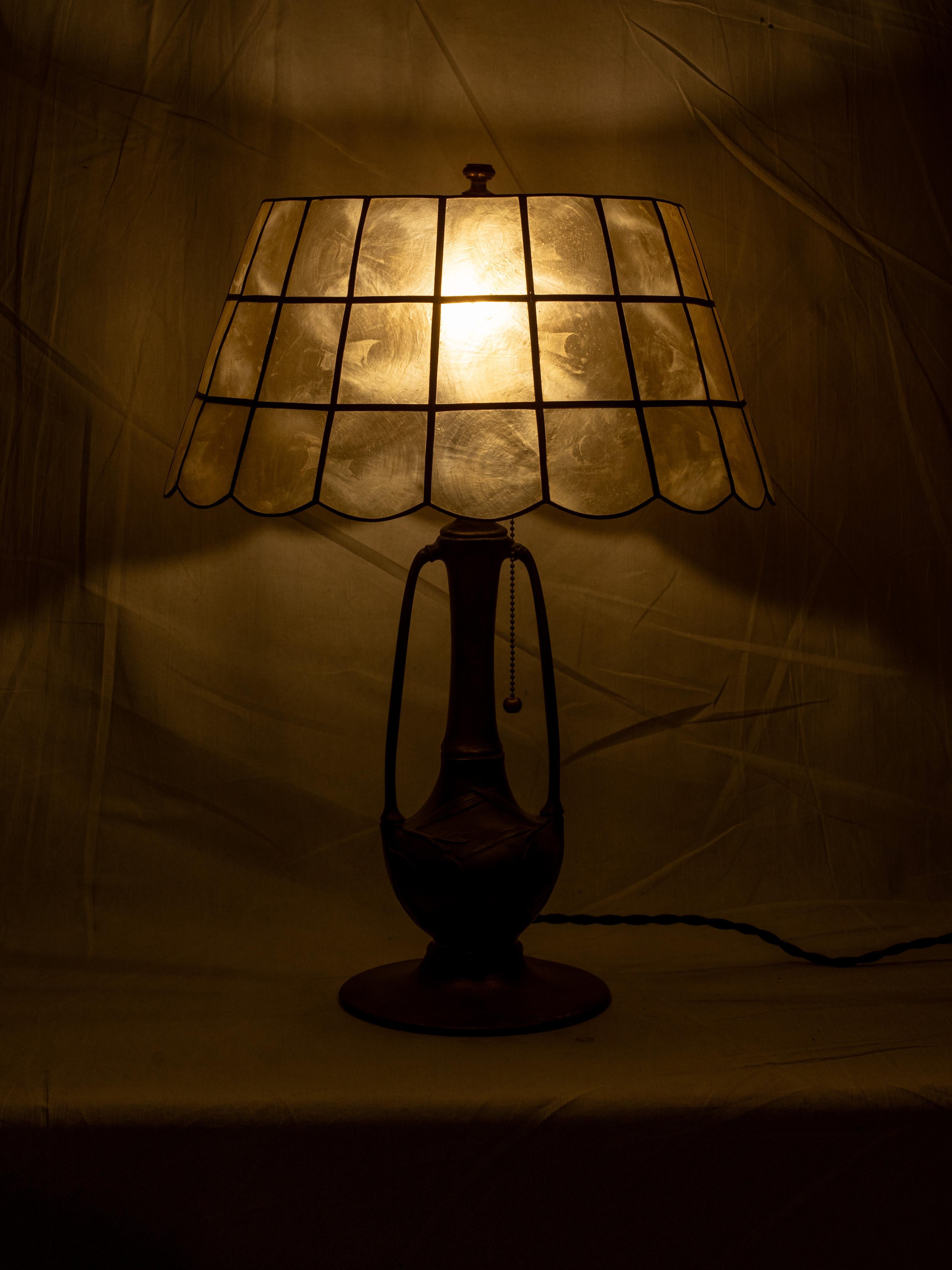 Americano Early 20th Century Pittsburgh Olive Leaf Table Lamp in vendita