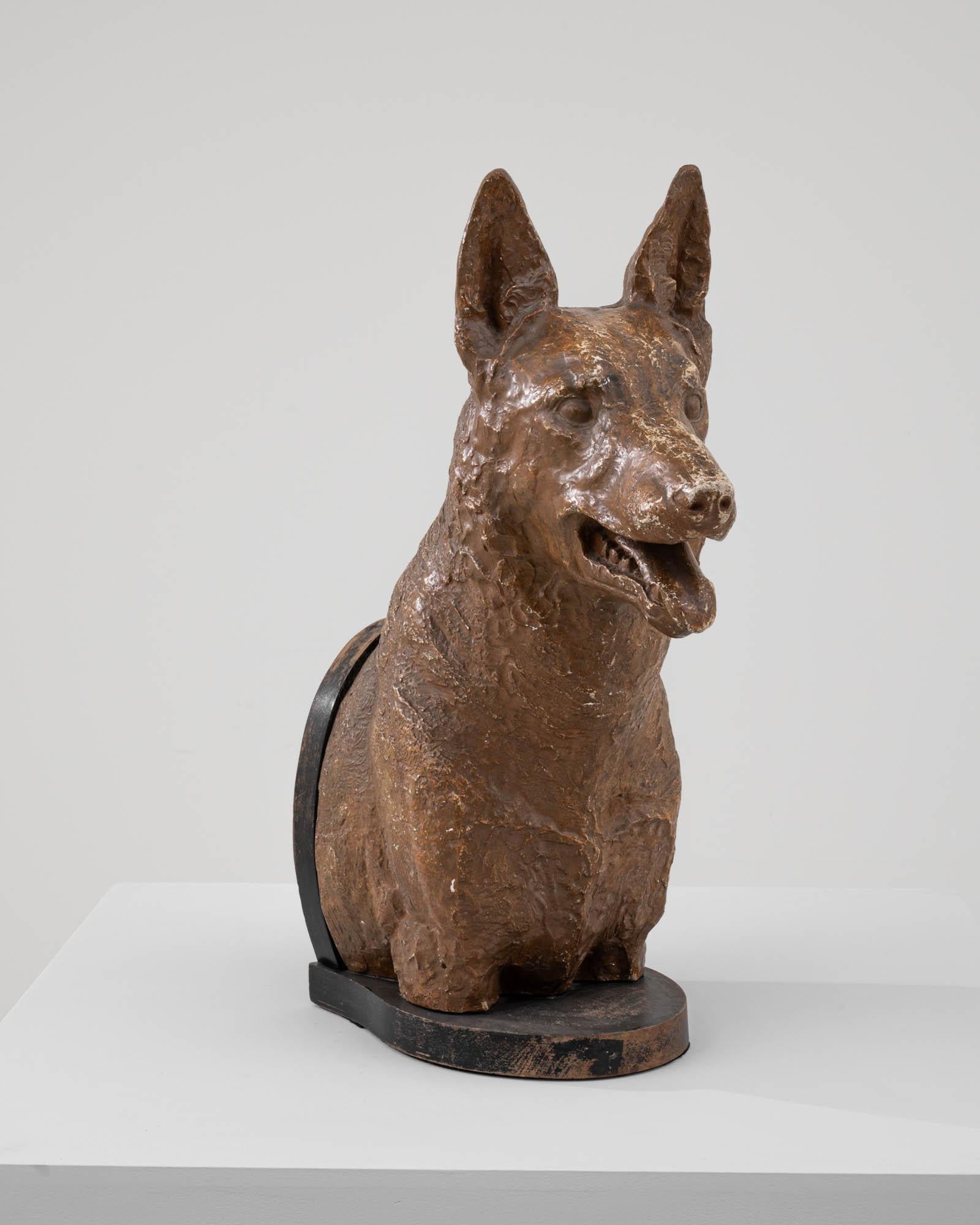 Belge Sculpture de chien en plâtre du début du 20e siècle en vente