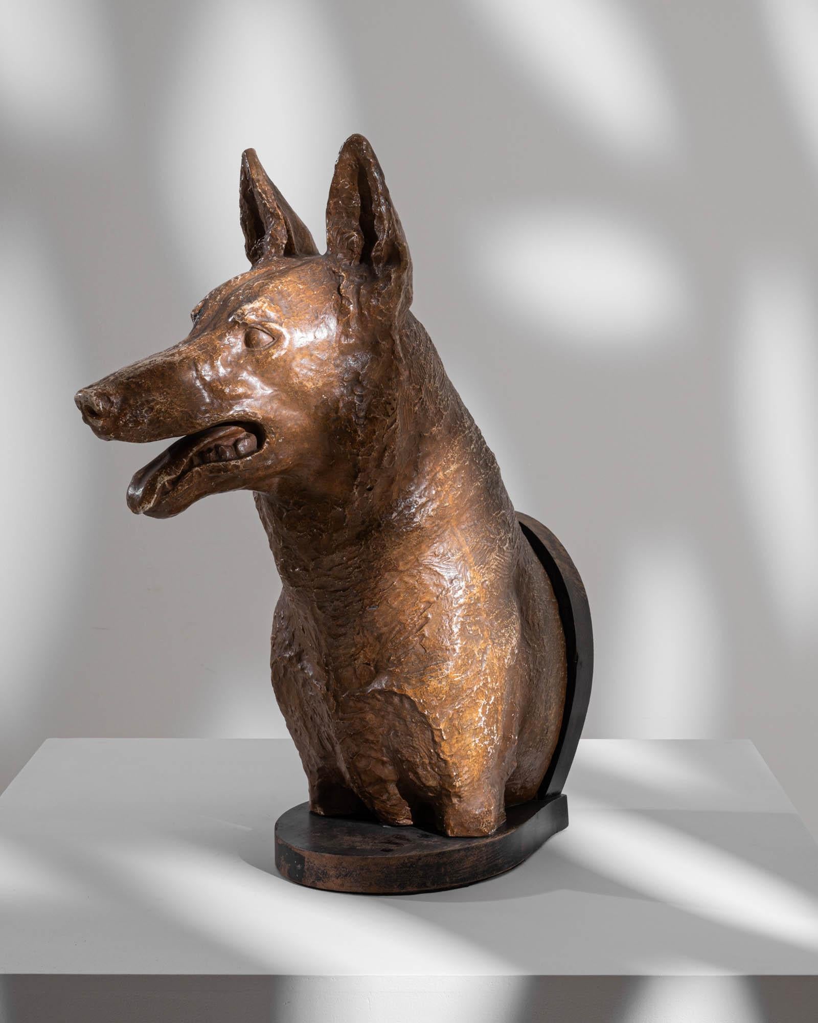 20ième siècle Sculpture de chien en plâtre du début du 20e siècle en vente