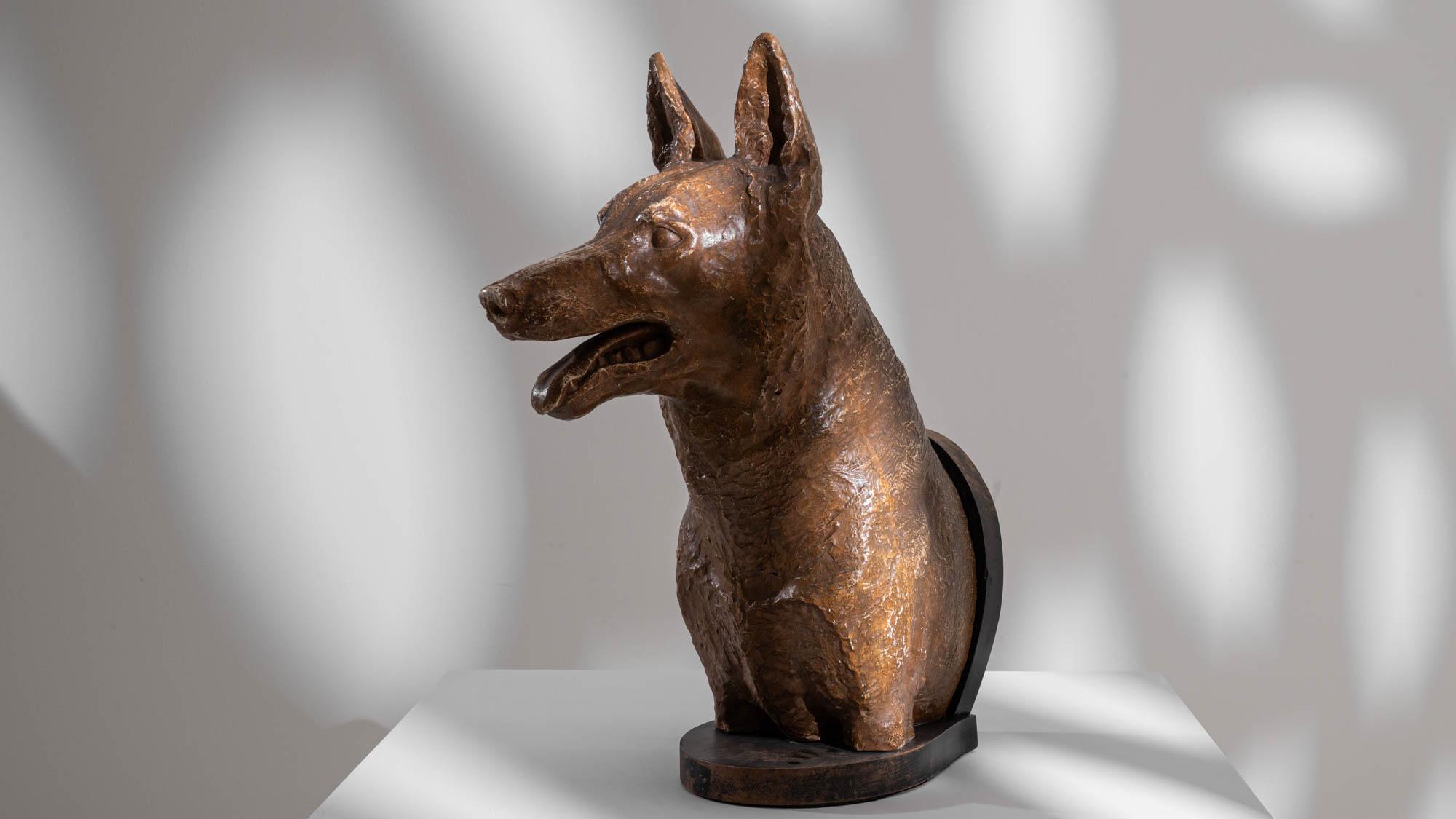 Plâtre Sculpture de chien en plâtre du début du 20e siècle en vente