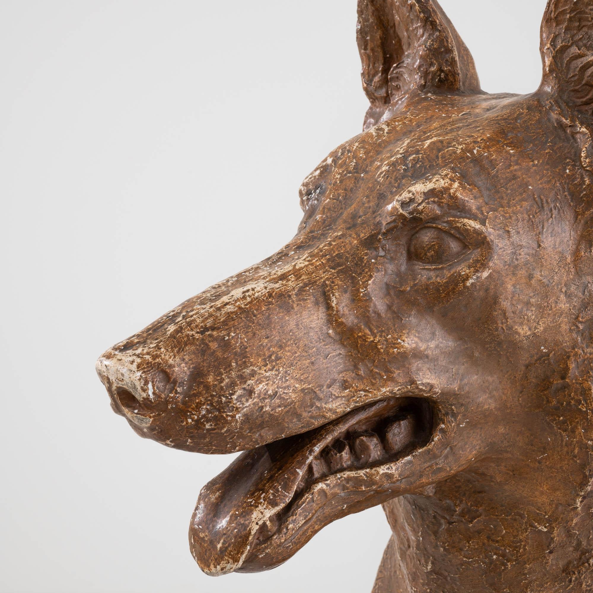 Sculpture de chien en plâtre du début du 20e siècle en vente 1
