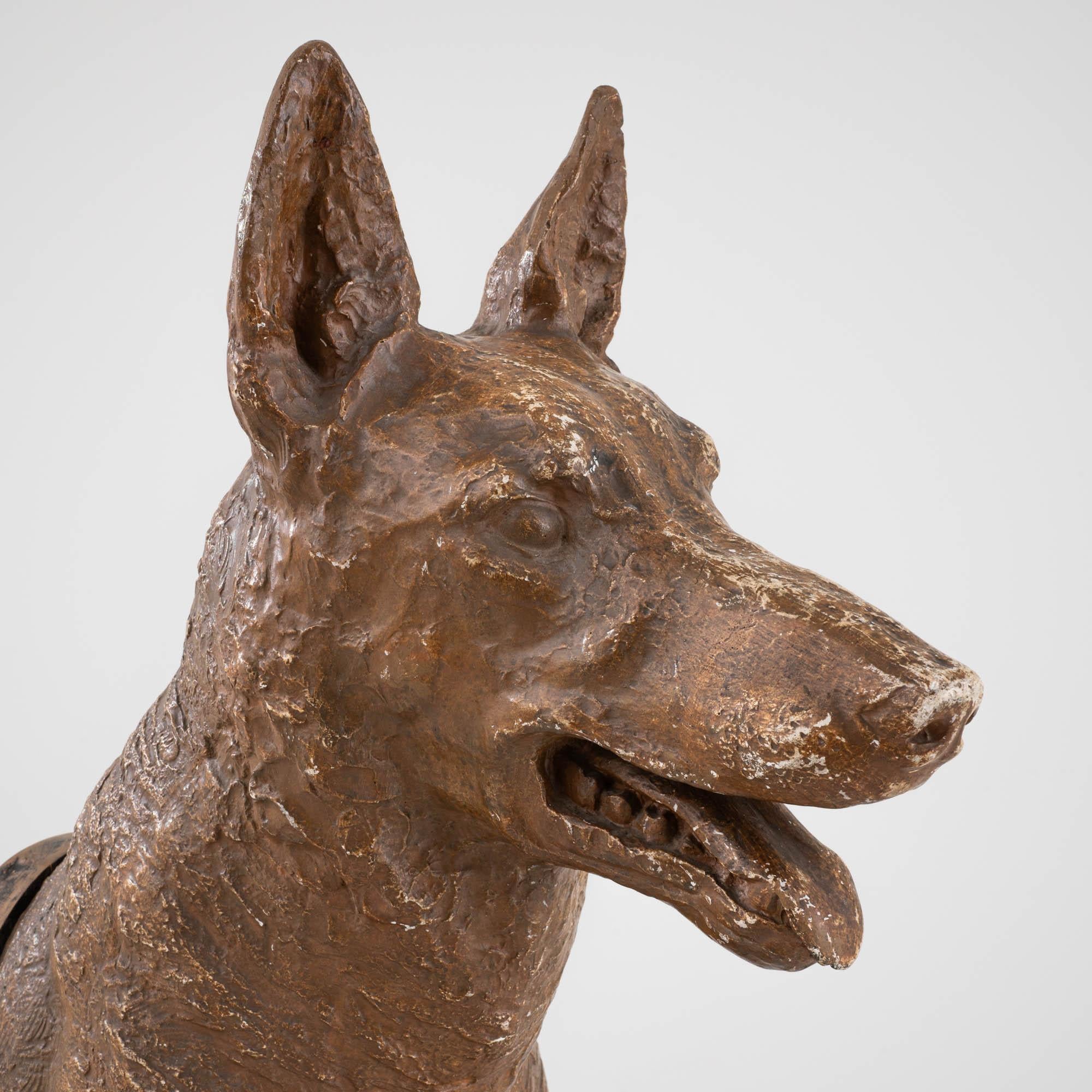 Sculpture de chien en plâtre du début du 20e siècle en vente 3