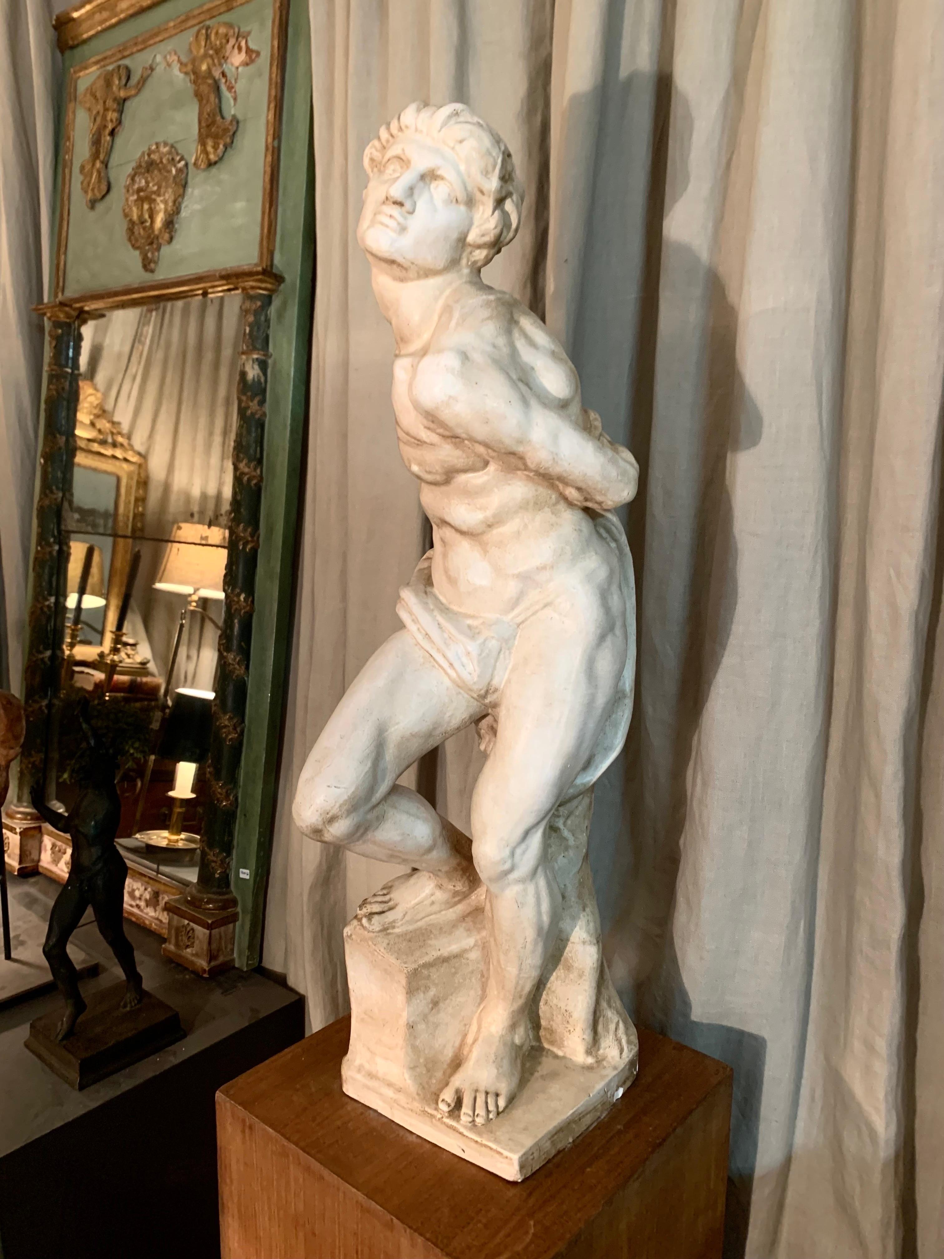 Eine Gipsskulptur, die Michelangelos berühmten Sklaven darstellt.
Diese Skulptur wurde an der Königlichen Schule der Schönen Künste von San Fernando geformt. Madrid, Spanien.
Es ist ein Werk von großer Qualität, es hat eine leichte Patina, und sein