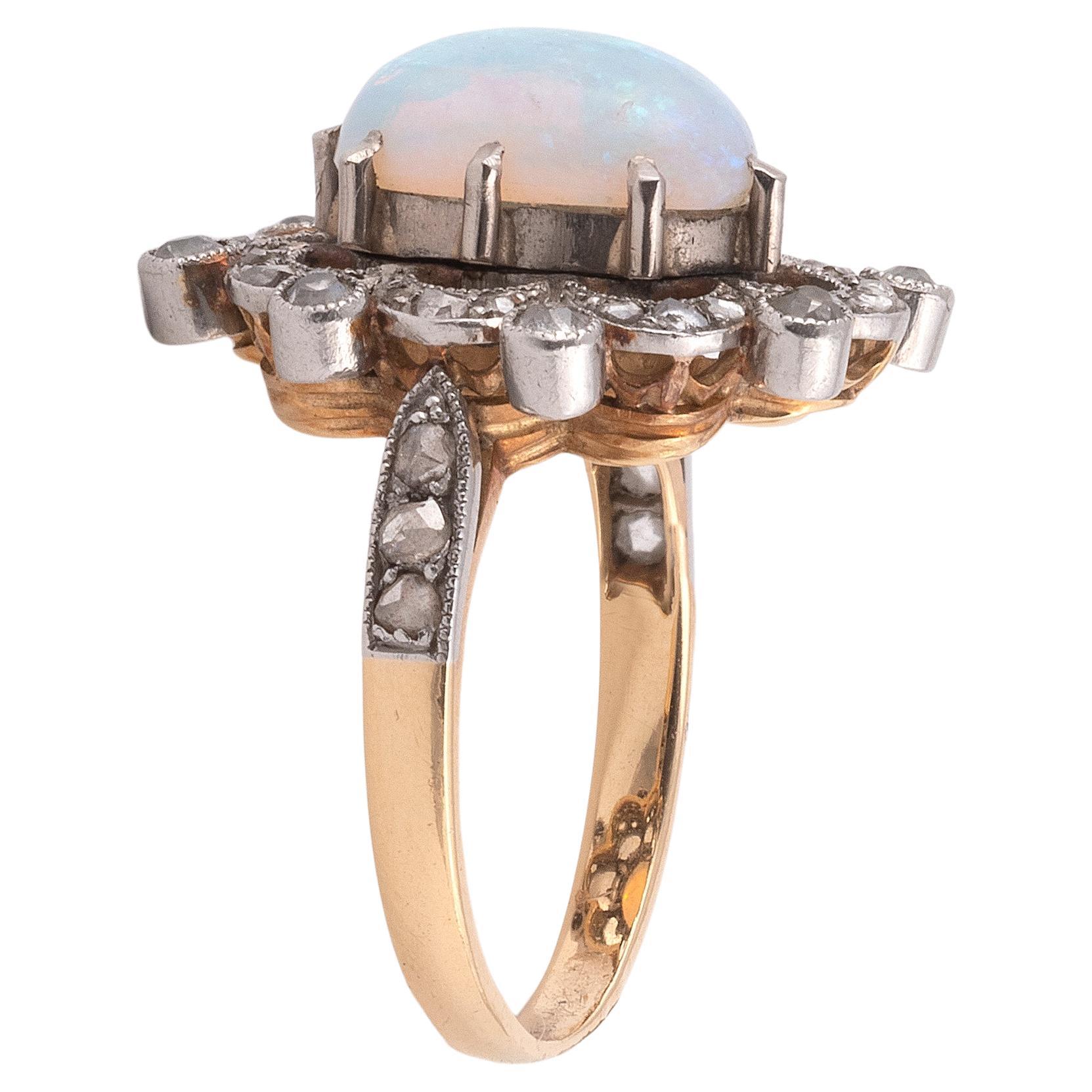 The oval opal single stone with cluster diamond stone, to a plain shank.
Size : 6
Weight : 4,6gr.
