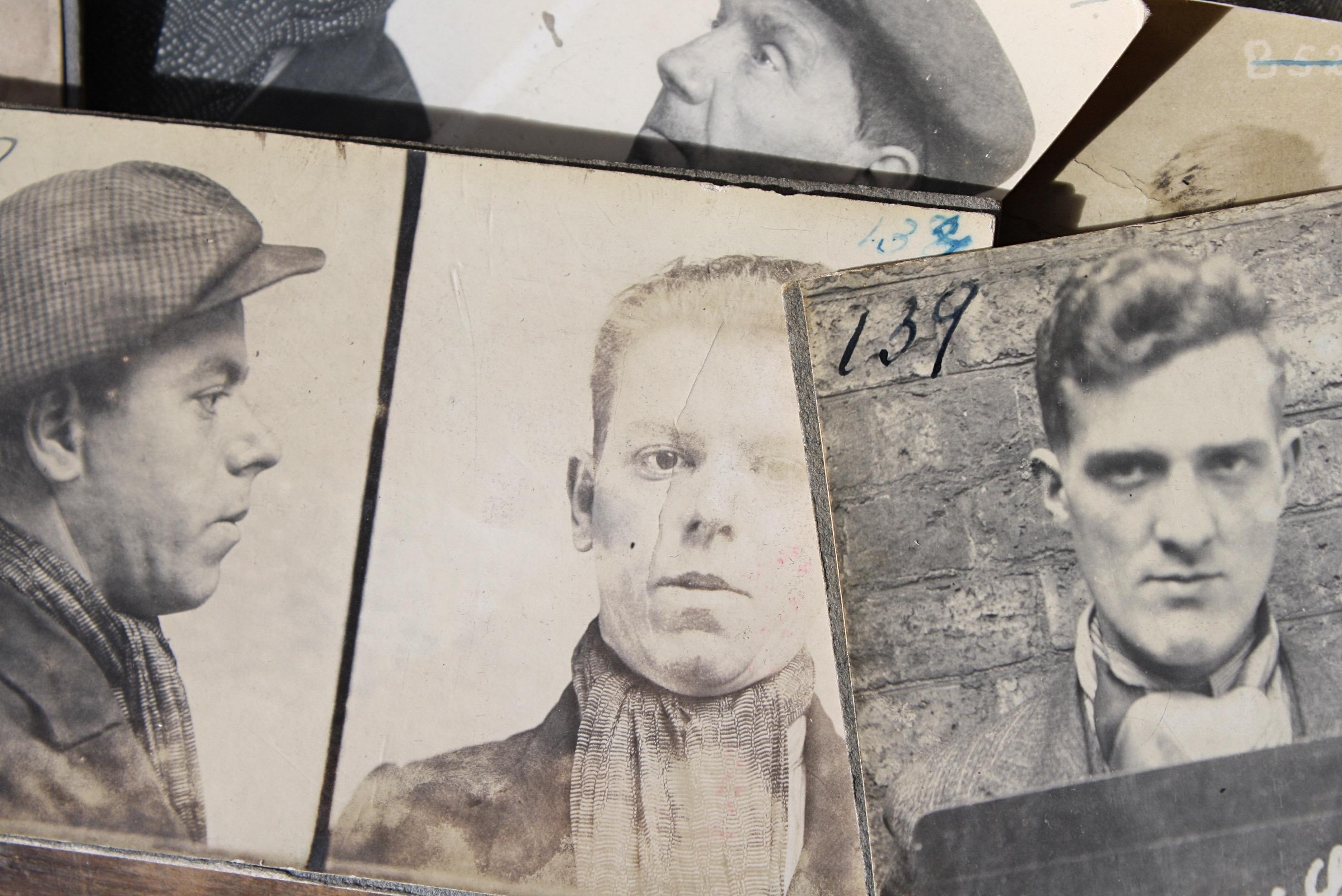 Polizisten Booking-Fotografien des frühen 20. Jahrhunderts, Porträts in Becherform  (Papier) im Angebot