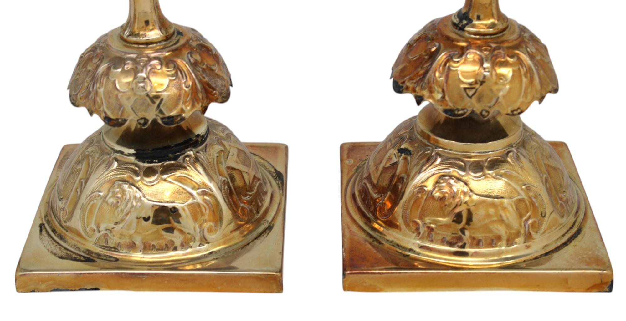Una coppia di squisiti candelieri da Shabbat polacchi placcati in oro dei primi del Novecento, realizzati a Varsavia, in Polonia, nel 1908. Ogni candeliere presenta una forma elegante e sinuosa ornata da intricati motivi floreali e fogliati, che