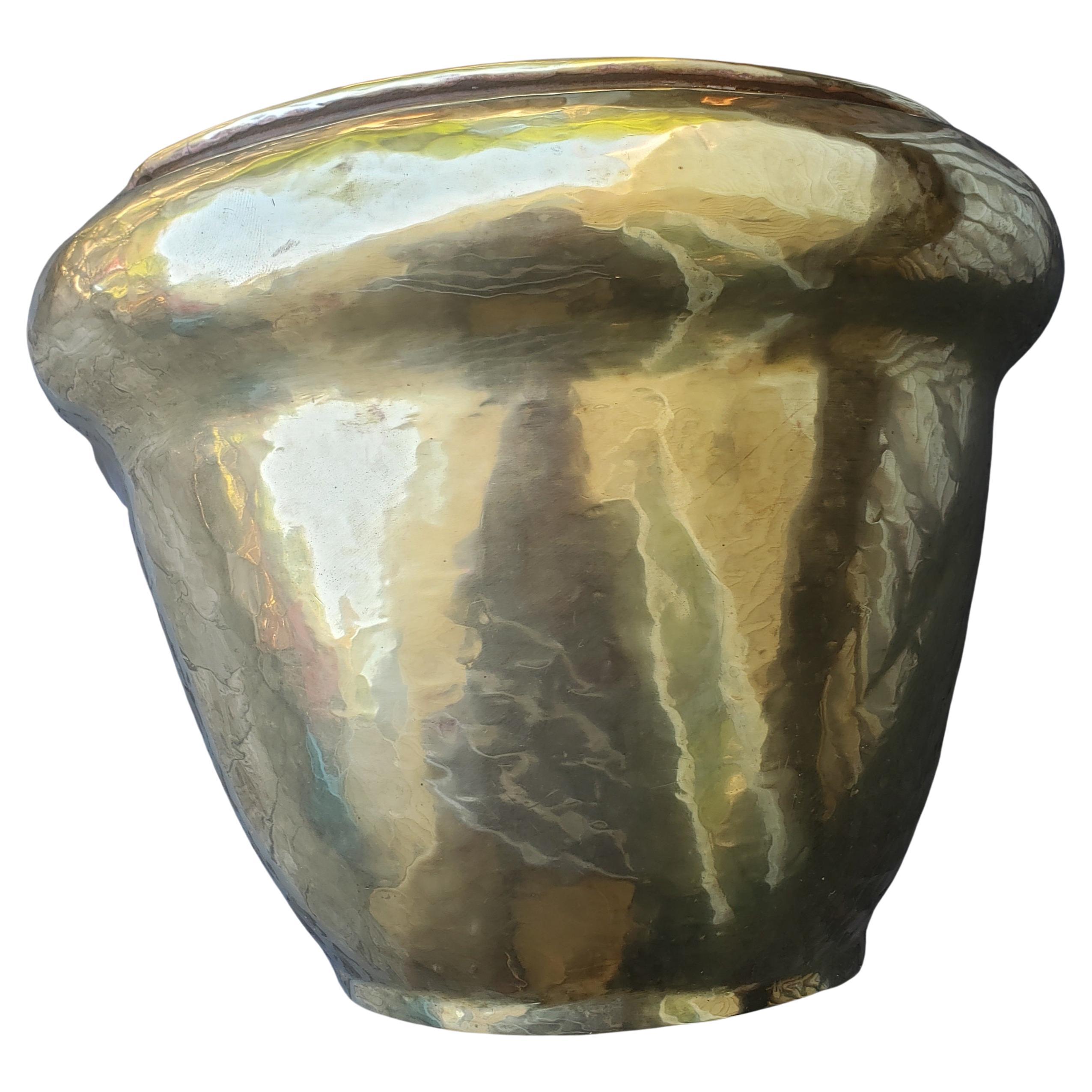 Early 20th century polished brass planter jardiniere.
Measures 9.75