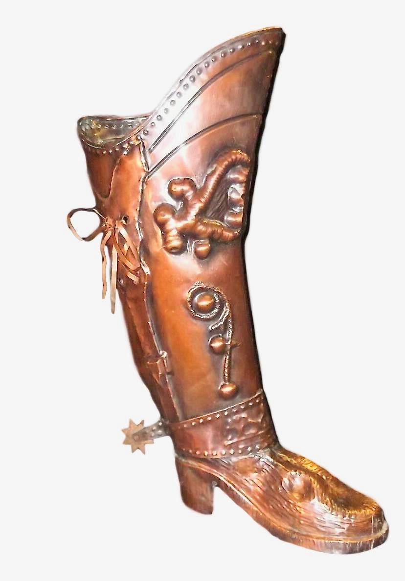 Un bellissimo portaombrelli. Posiziona questo alto ed elegante portabagagli in rame davanti alla porta di casa o nel corridoio per raccogliere bastoni e ombrelli sciolti. Realizzato in metallo di rame. Realizzata in Spagna, intorno al 1920, la