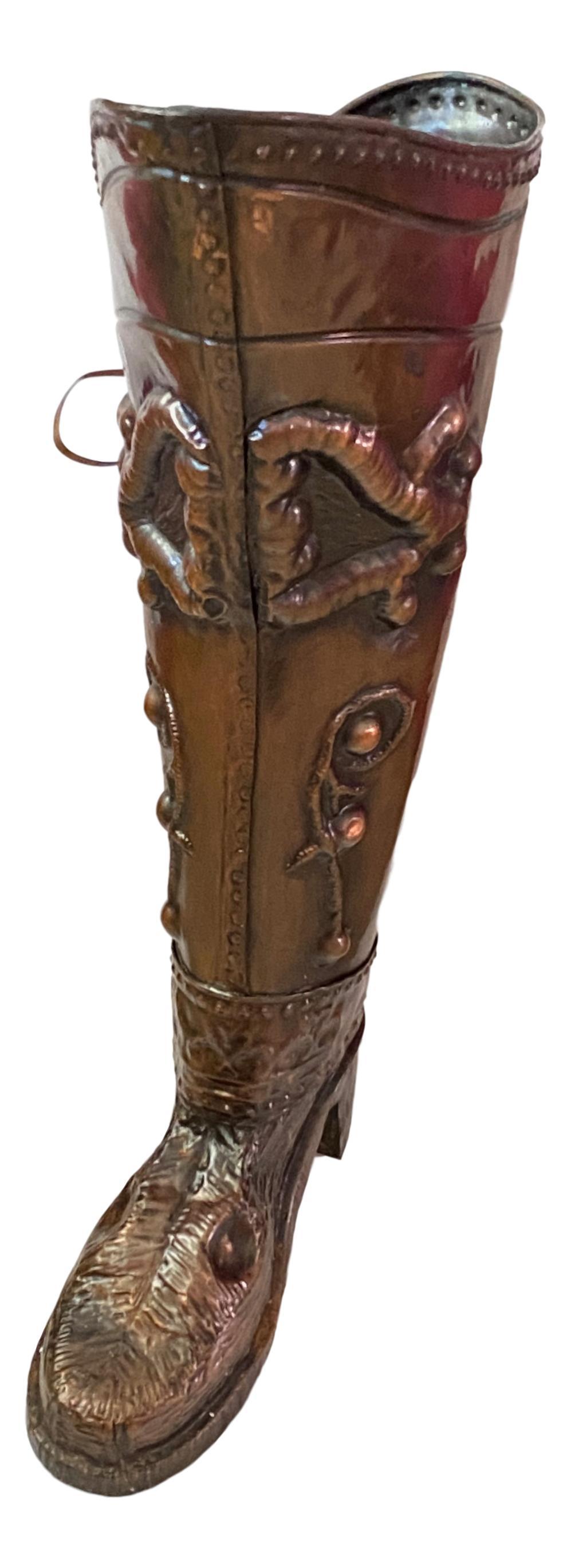 Renaissance Porte-parapluies en cuivre poli du début du 20e siècle pour bottes de chevaliers en vente