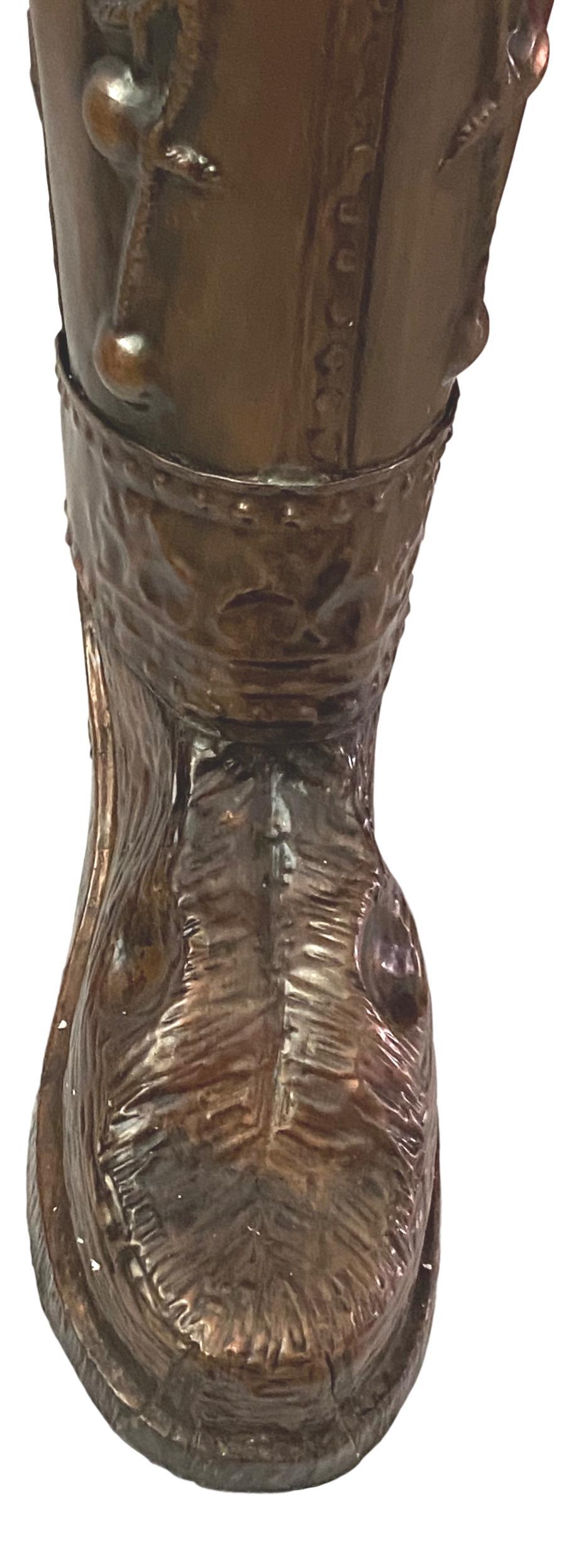 Frühes 20. Jahrhundert Poliertes Kupfer Ritter Stiefel Schirmständer (Handgefertigt) im Angebot