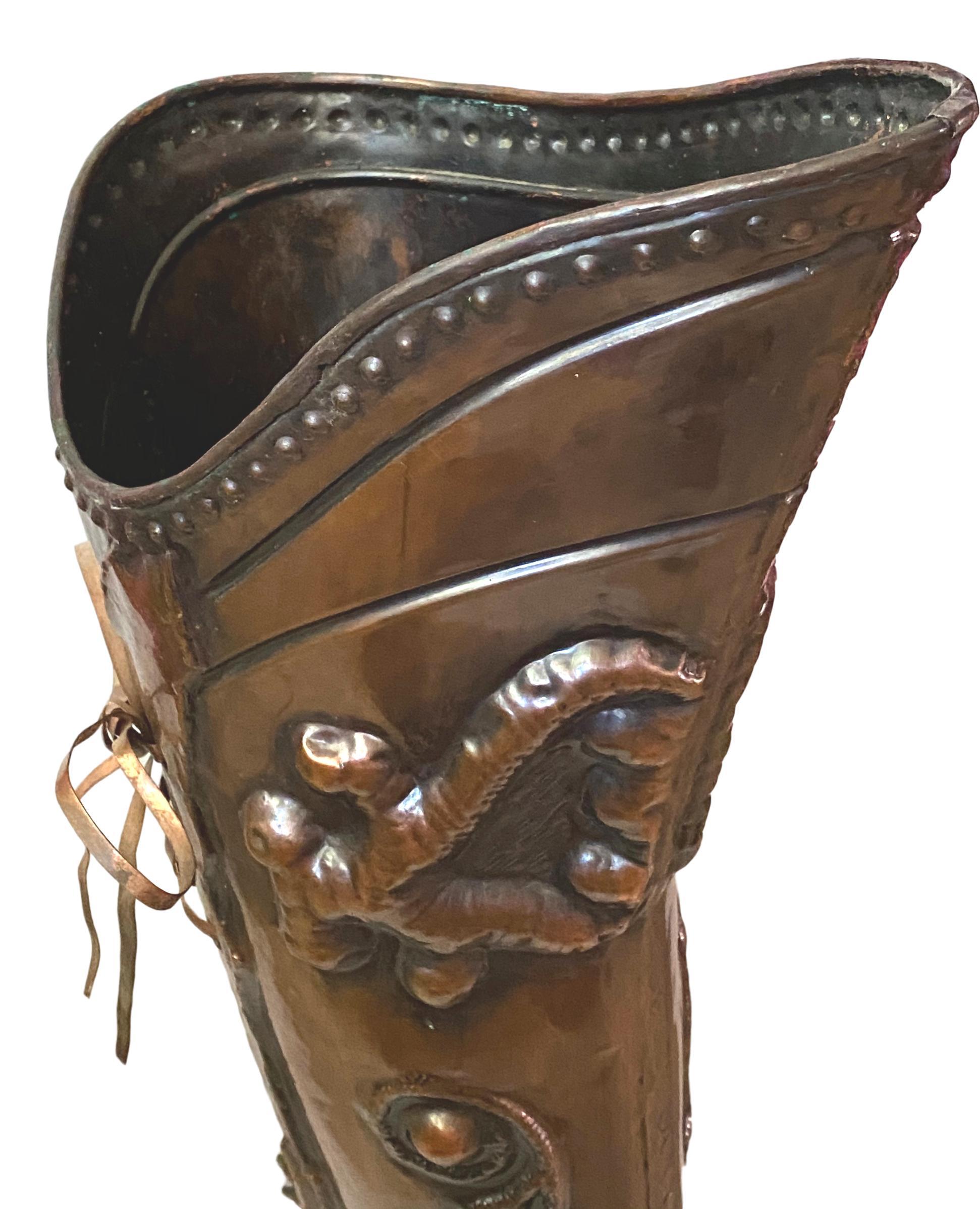 Début du 20ème siècle Porte-parapluies en cuivre poli du début du 20e siècle pour bottes de chevaliers en vente