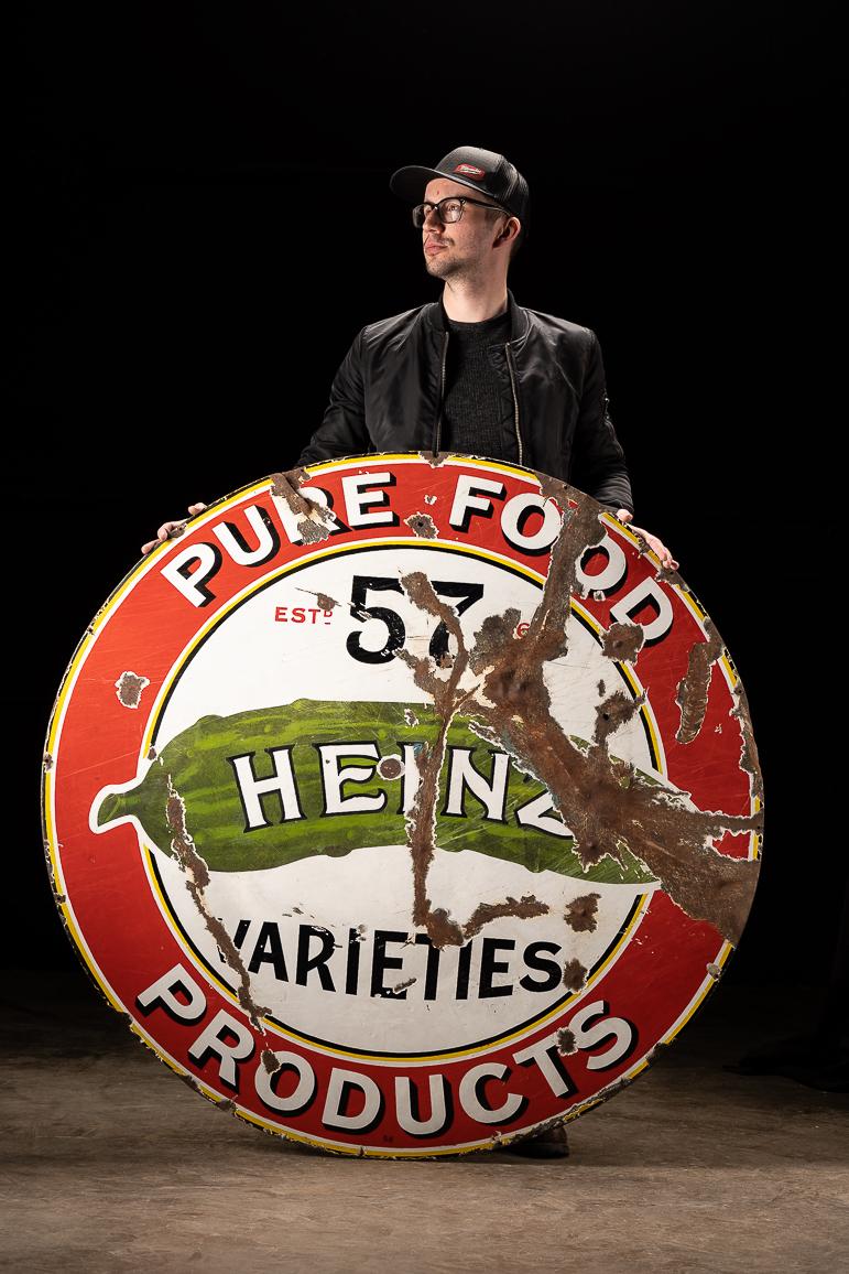 c. 1900; H. J. Heinz Co. - Pittsburgh

Grande insegna pubblicitaria Heinz circolare e monofacciale in porcellana.

Questo pezzo presenta l'iconico carattere Heniz 57 Varieties con l'iconico logo del sottaceto. Il sottaceto nacque quando H. J. Heinz