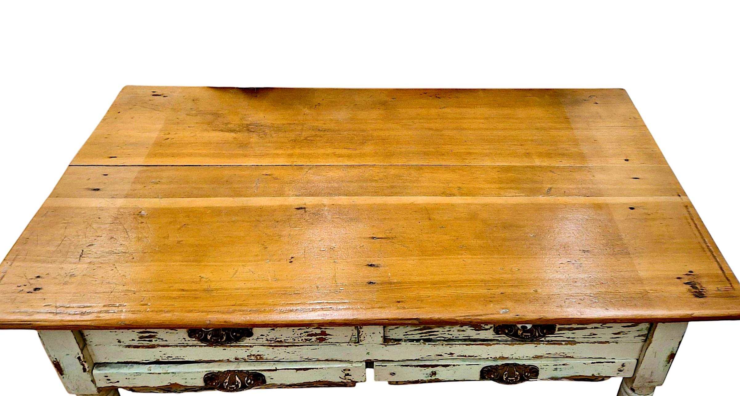 Imaginez une époque où le pain n'était pas emballé dans un sac en plastique et où les tartes arrivaient congelées à la maison. Cette table de boulangerie américaine ancienne à 