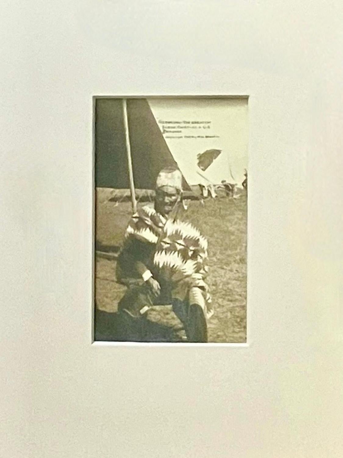 Postkartenplakat des frühen 20. Jahrhunderts mit gerahmter Fotografie von Geronimo, gestempelt 1911 (Opalglas) im Angebot