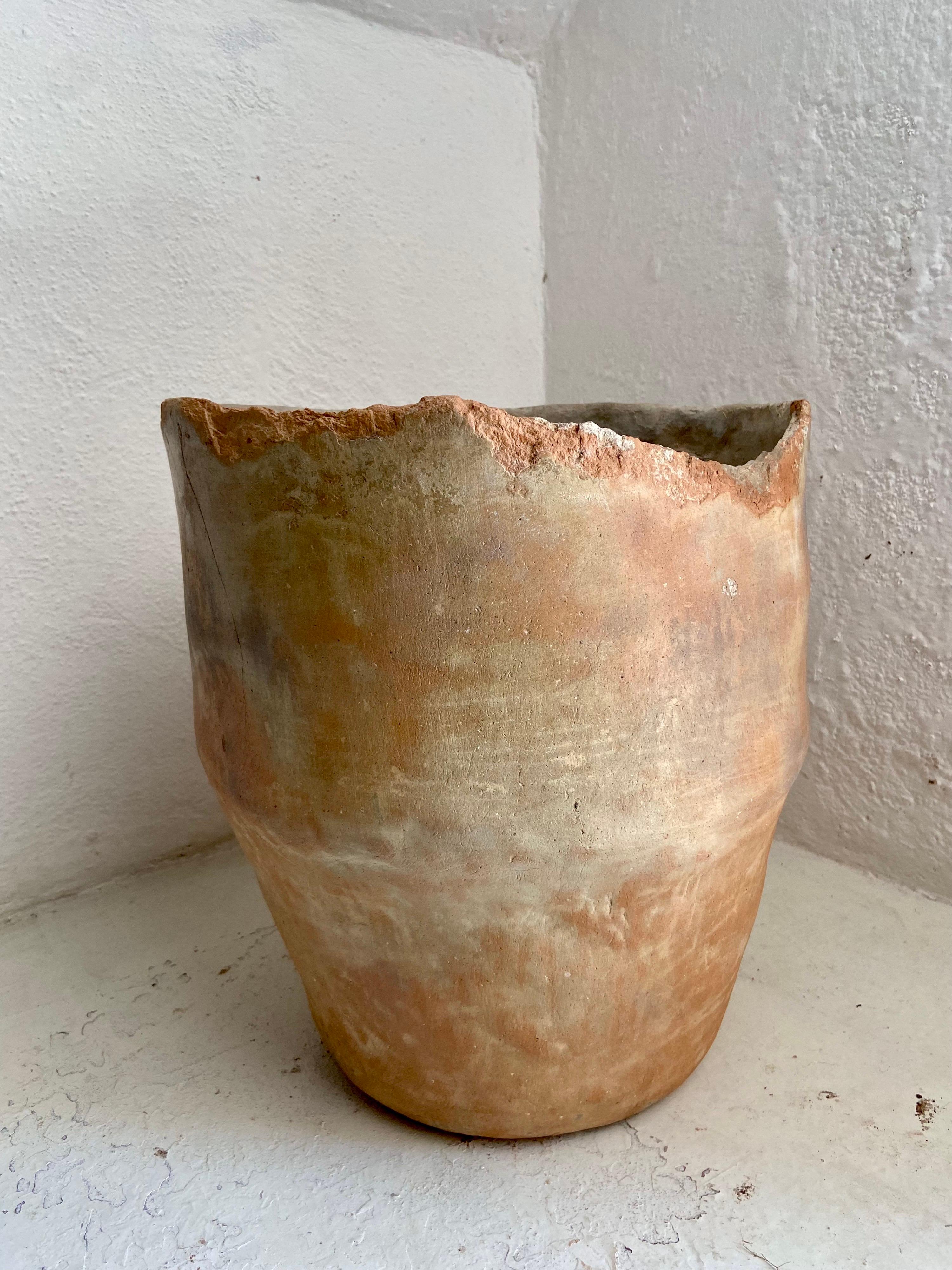 Early 20th Century Pot from Mexico In Distressed Condition For Sale In San Miguel de Allende, Guanajuato