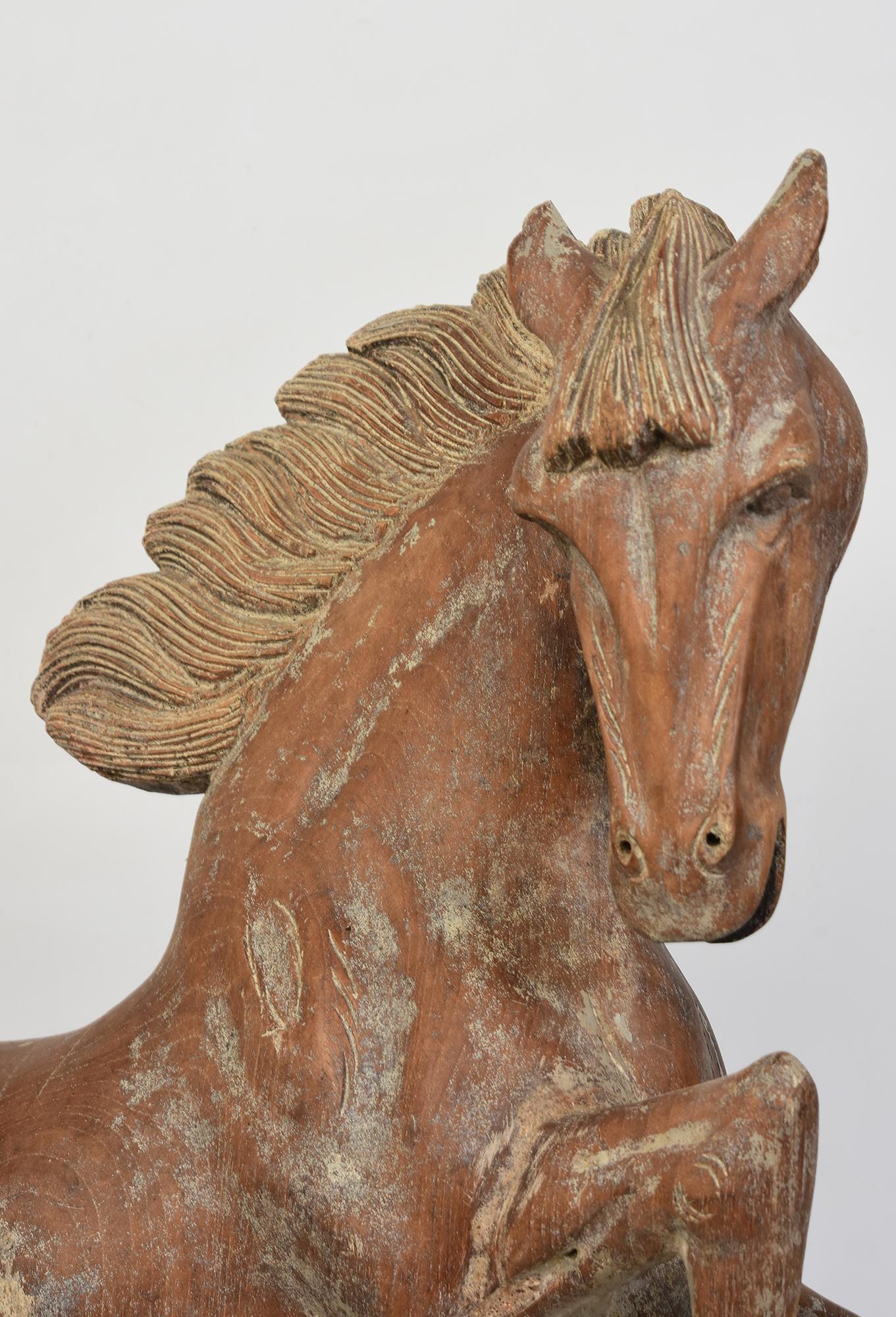 Cavallo di legno rampante.

Età: inizio del XX secolo
Dimensioni: Altezza 51,5 C.M. / Larghezza 14,5 C.M. / Lunghezza 32,5 C.M.
Condizioni: Buone condizioni generali (qualche degrado previsto a causa dell'età).

100% Soddisfazione e autenticità