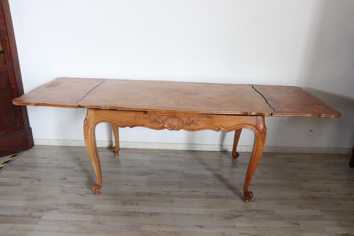 Early 20th Century Provencal Carved Cherry Wood Extendable Dining Table In Excellent Condition In Casale Monferrato, IT
