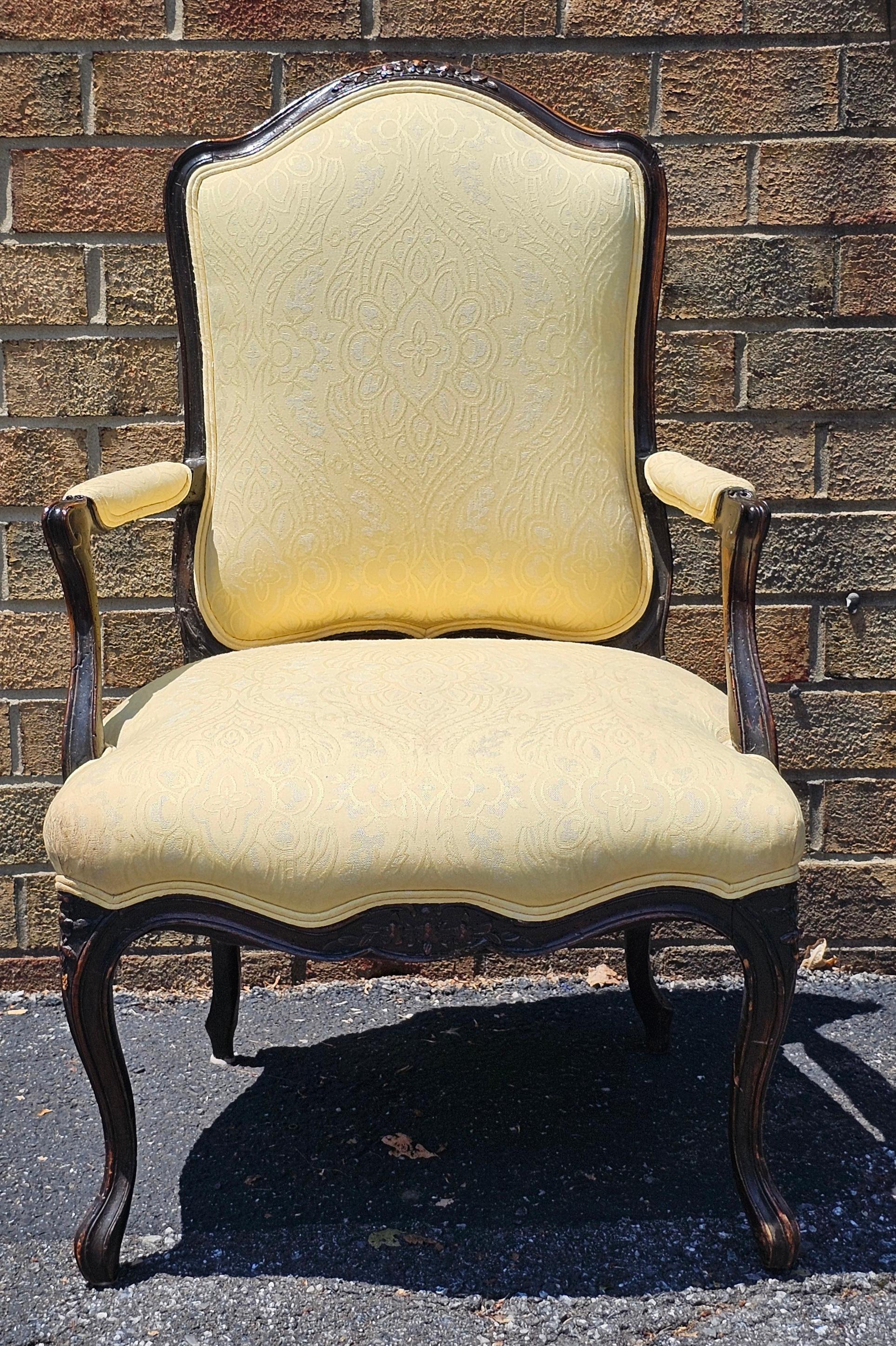 Fauteuil de style provincial du début du 20e siècle en bois de fruitier et tapissé.
Mesure 26