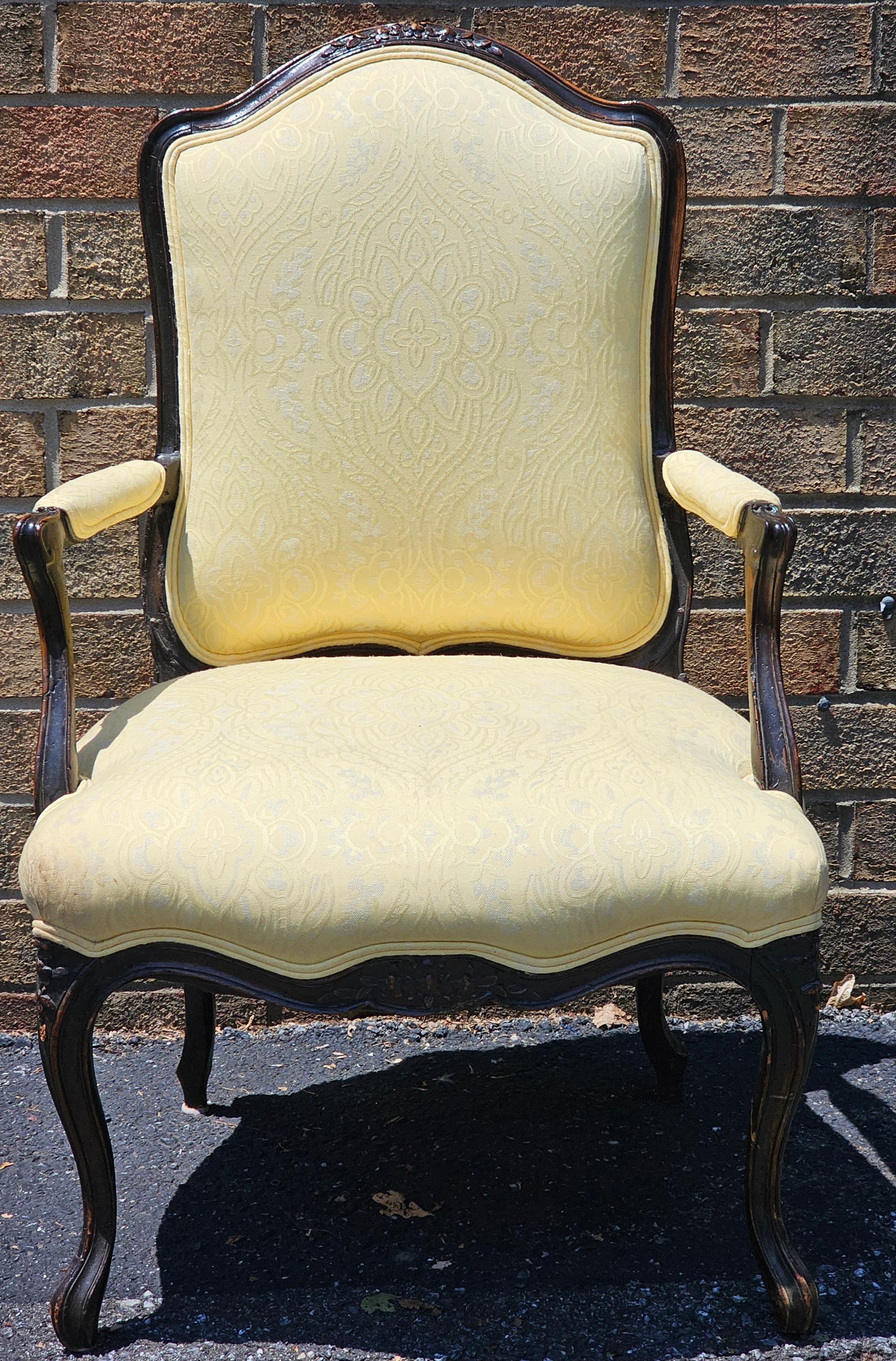 Provincial français Fauteuil en bois de fruitier et tapissé du début du 20e siècle de style provincial en vente