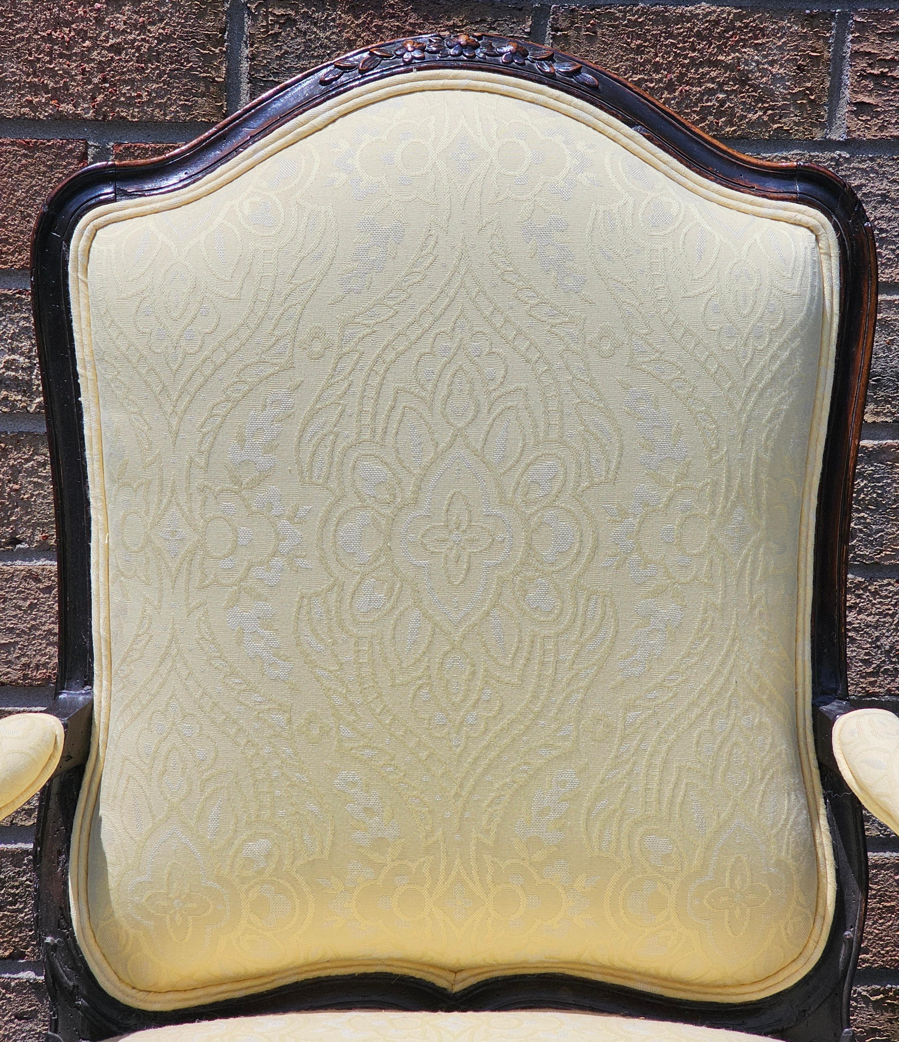 Américain Fauteuil en bois de fruitier et tapissé du début du 20e siècle de style provincial en vente