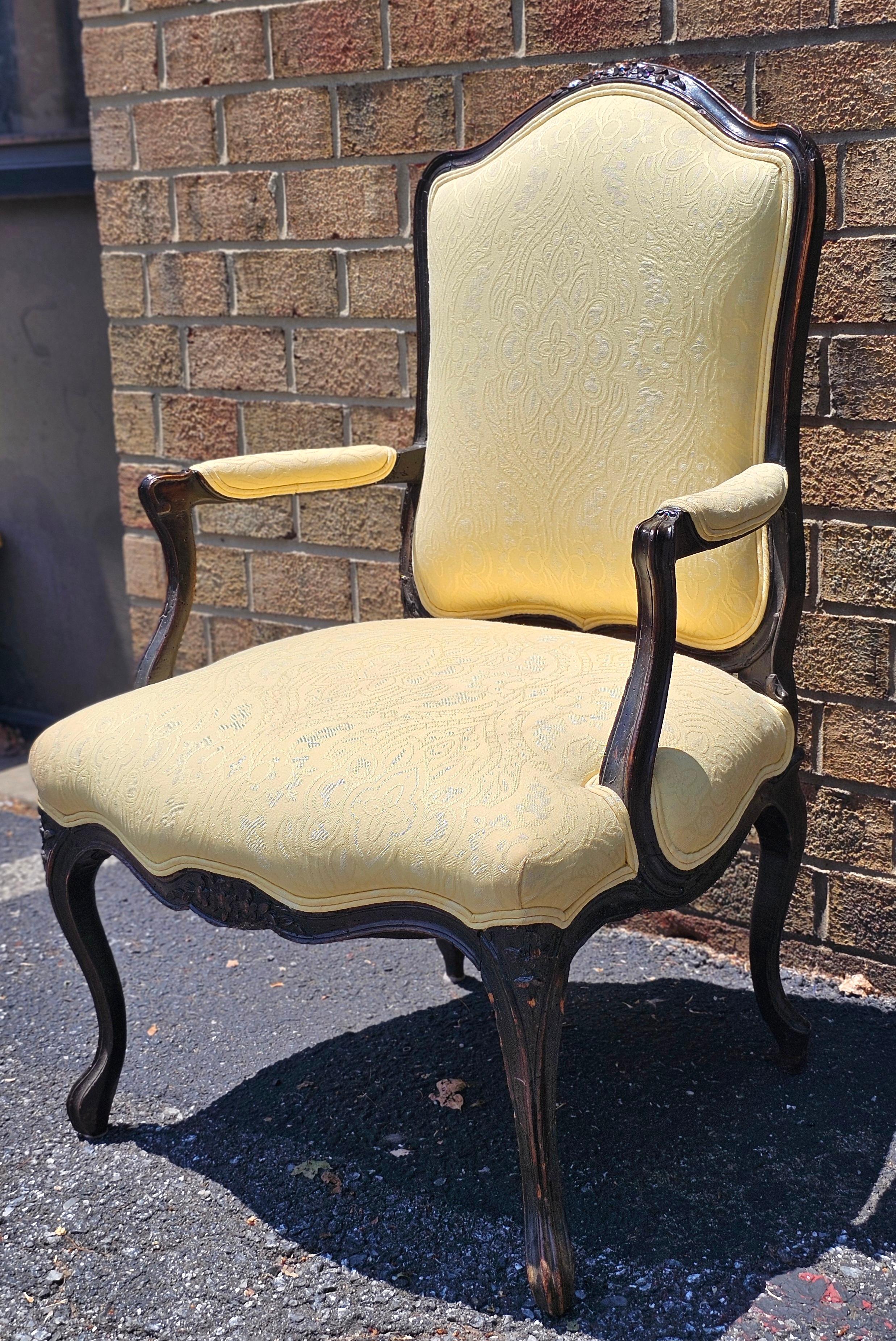 Tacheté Fauteuil en bois de fruitier et tapissé du début du 20e siècle de style provincial en vente