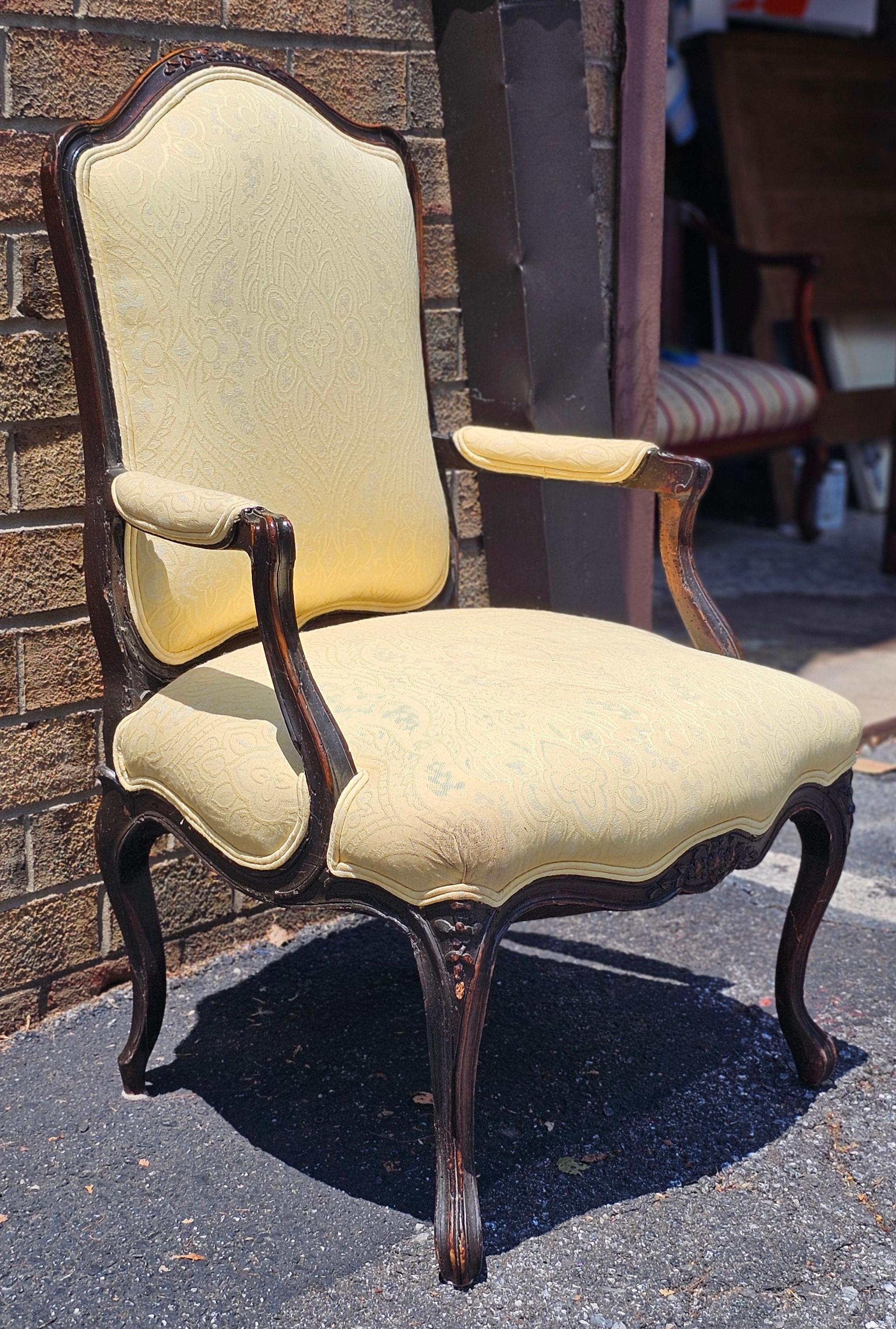 Fauteuil en bois de fruitier et tapissé du début du 20e siècle de style provincial Bon état - En vente à Germantown, MD