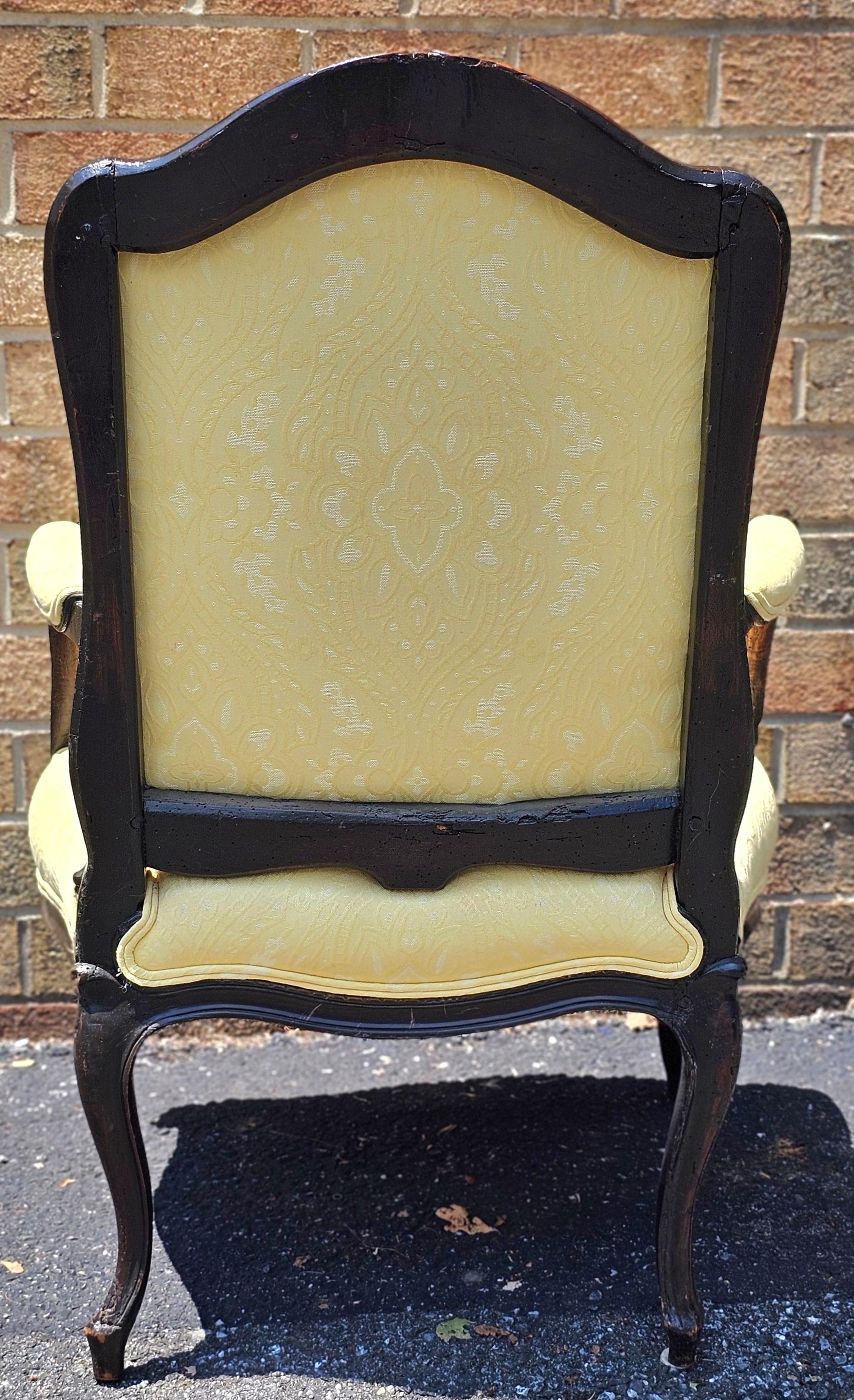 20ième siècle Fauteuil en bois de fruitier et tapissé du début du 20e siècle de style provincial en vente