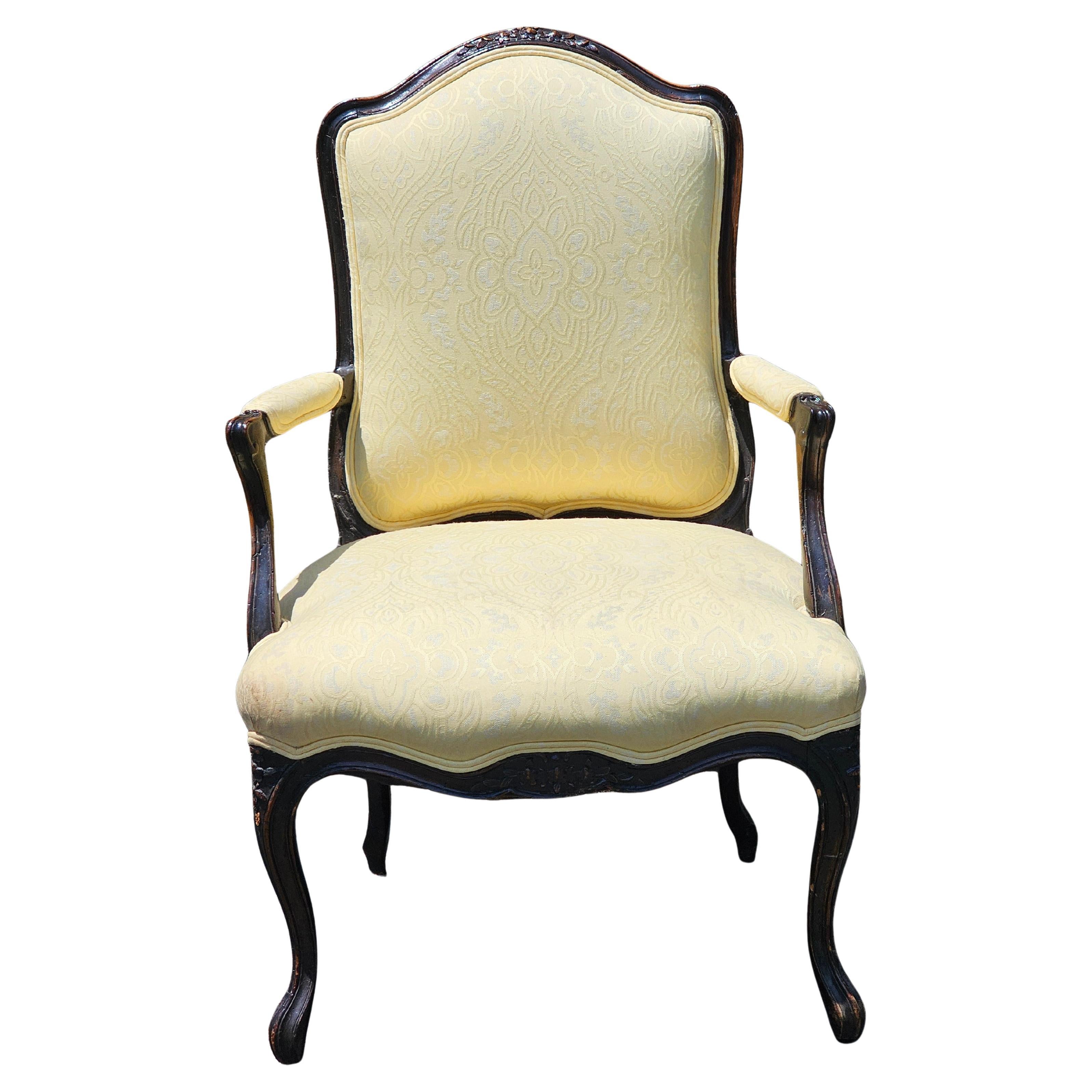 Fauteuil en bois de fruitier et tapissé du début du 20e siècle de style provincial en vente