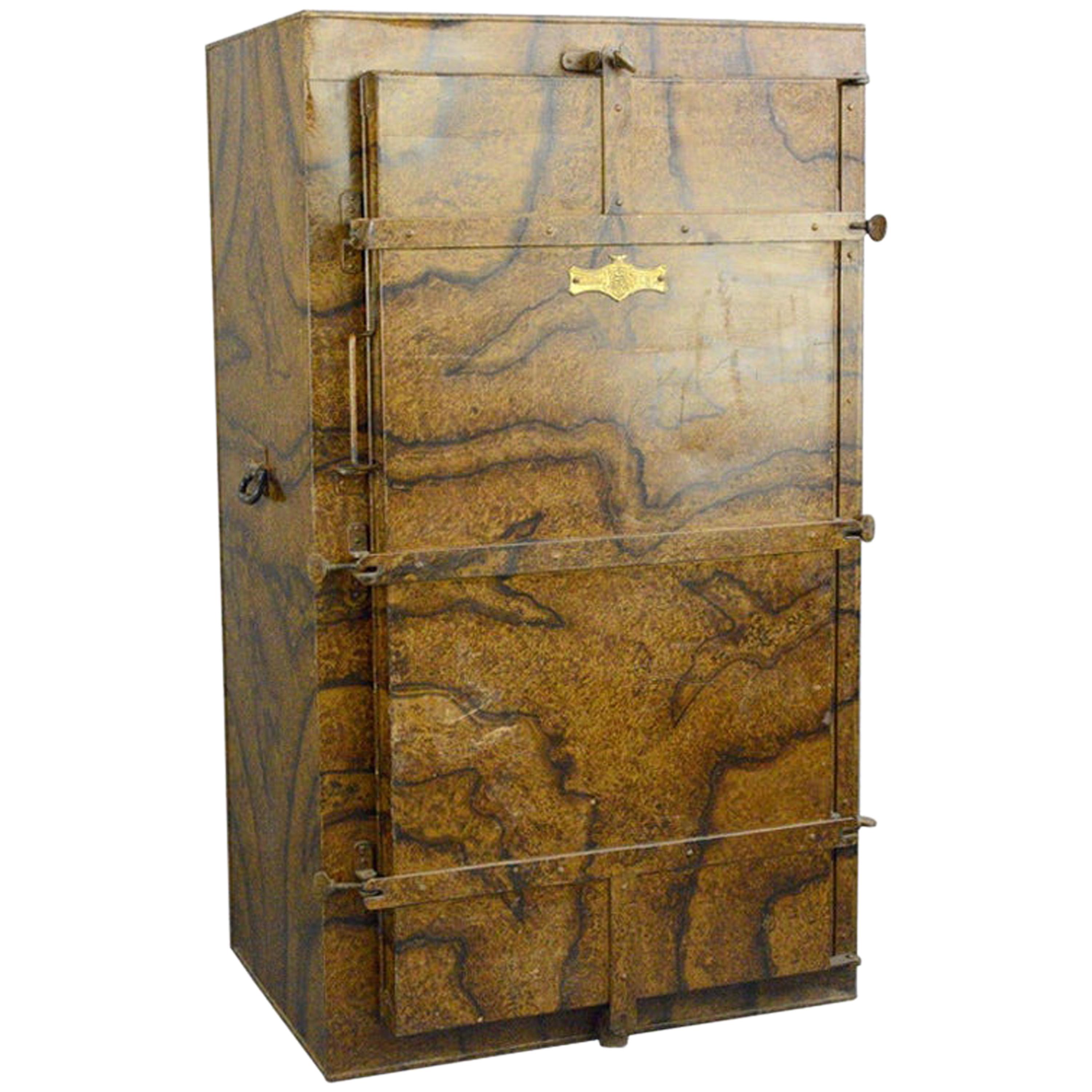 Armoire à manteaux en fourrure prussienne du début du 20e siècle