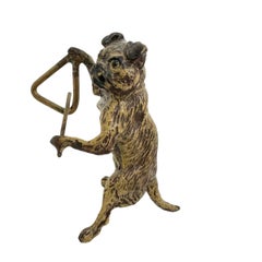 Figura en miniatura de bronce austriaco vienés de un perro carlino músico de principios del siglo XX