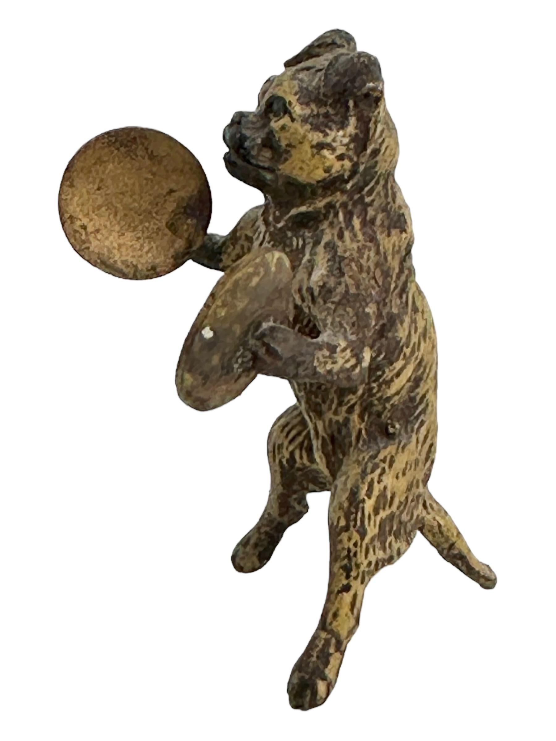 Figurine classique en bronze de Vienne du début des années 1910. Ce bronze peint à froid et polychromé est probablement ce qu'il vous faut si vous êtes un collectionneur de bronzes viennois. Trouvé dans une vente de succession à Vienne, en Autriche.