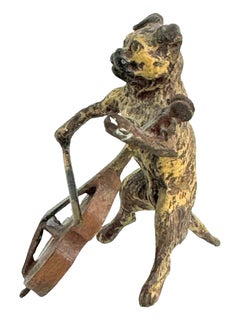 Figura en miniatura de bronce austriaco vienés de un perro carlino músico de principios del siglo XX