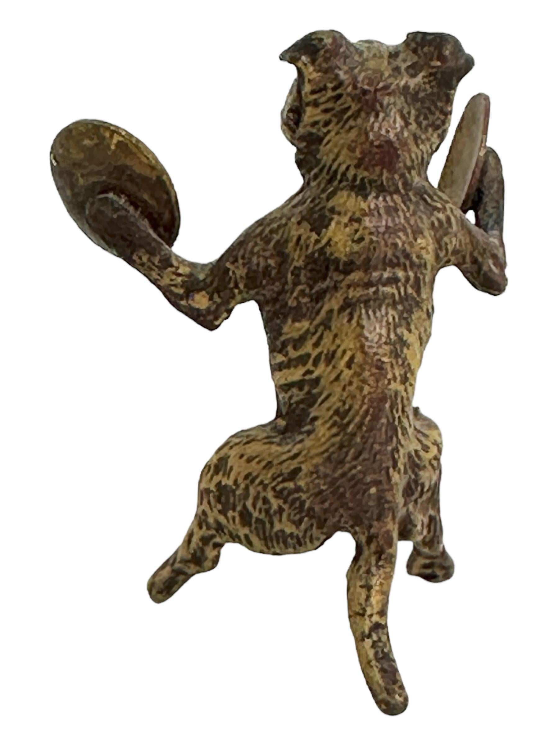 Art nouveau Début du 20e siècle Chien carlin musicien autrichien Vienne Bronze Miniature en vente
