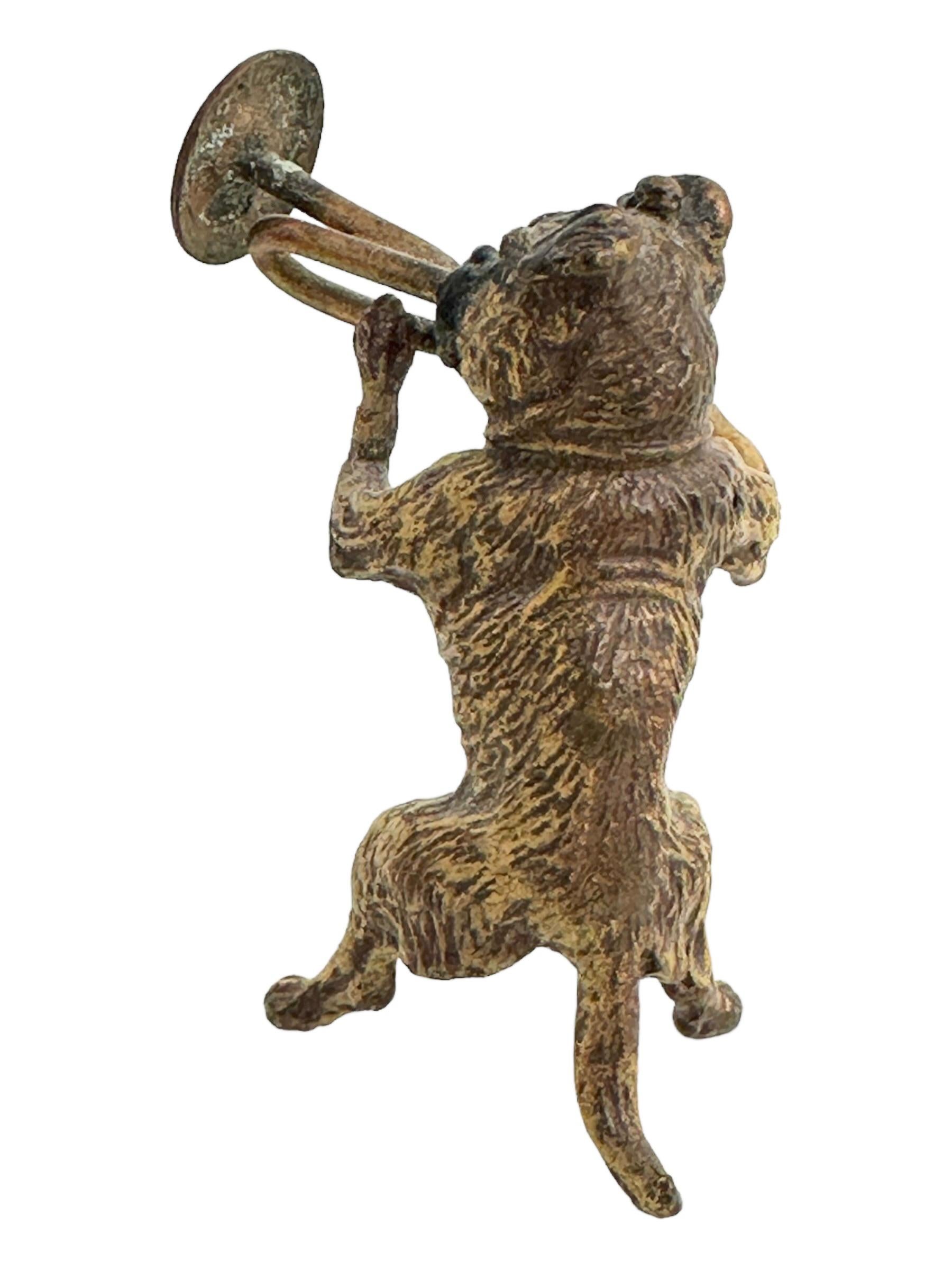 Art nouveau Début du 20e siècle Chien carlin musicien autrichien Vienne Bronze Miniature en vente