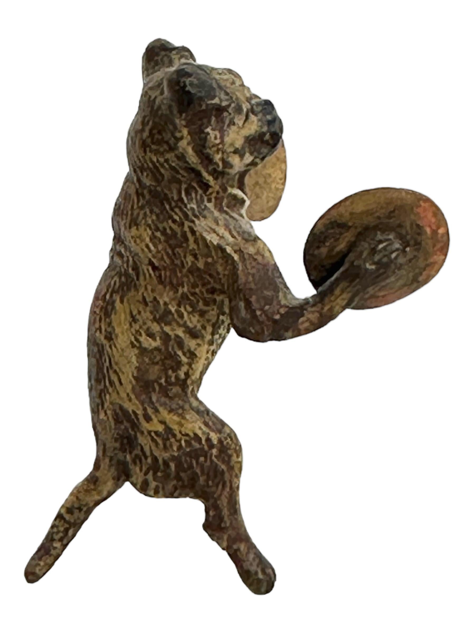 Autrichien Début du 20e siècle Chien carlin musicien autrichien Vienne Bronze Miniature en vente