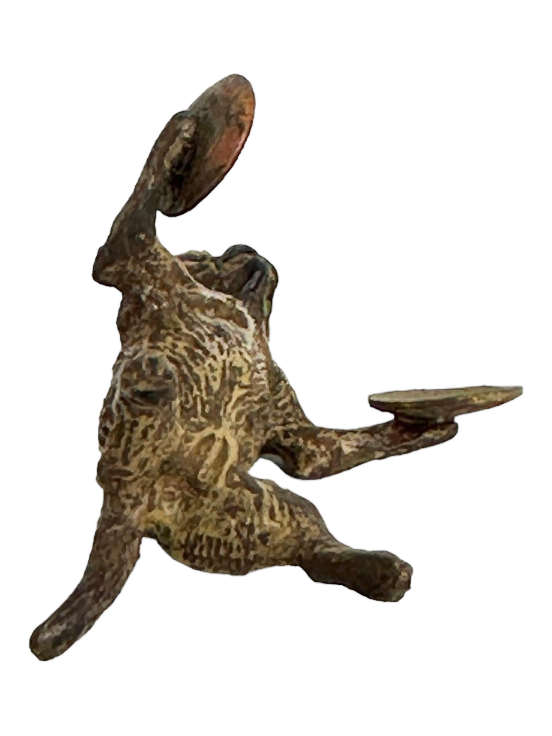 Peint à la main Début du 20e siècle Chien carlin musicien autrichien Vienne Bronze Miniature en vente