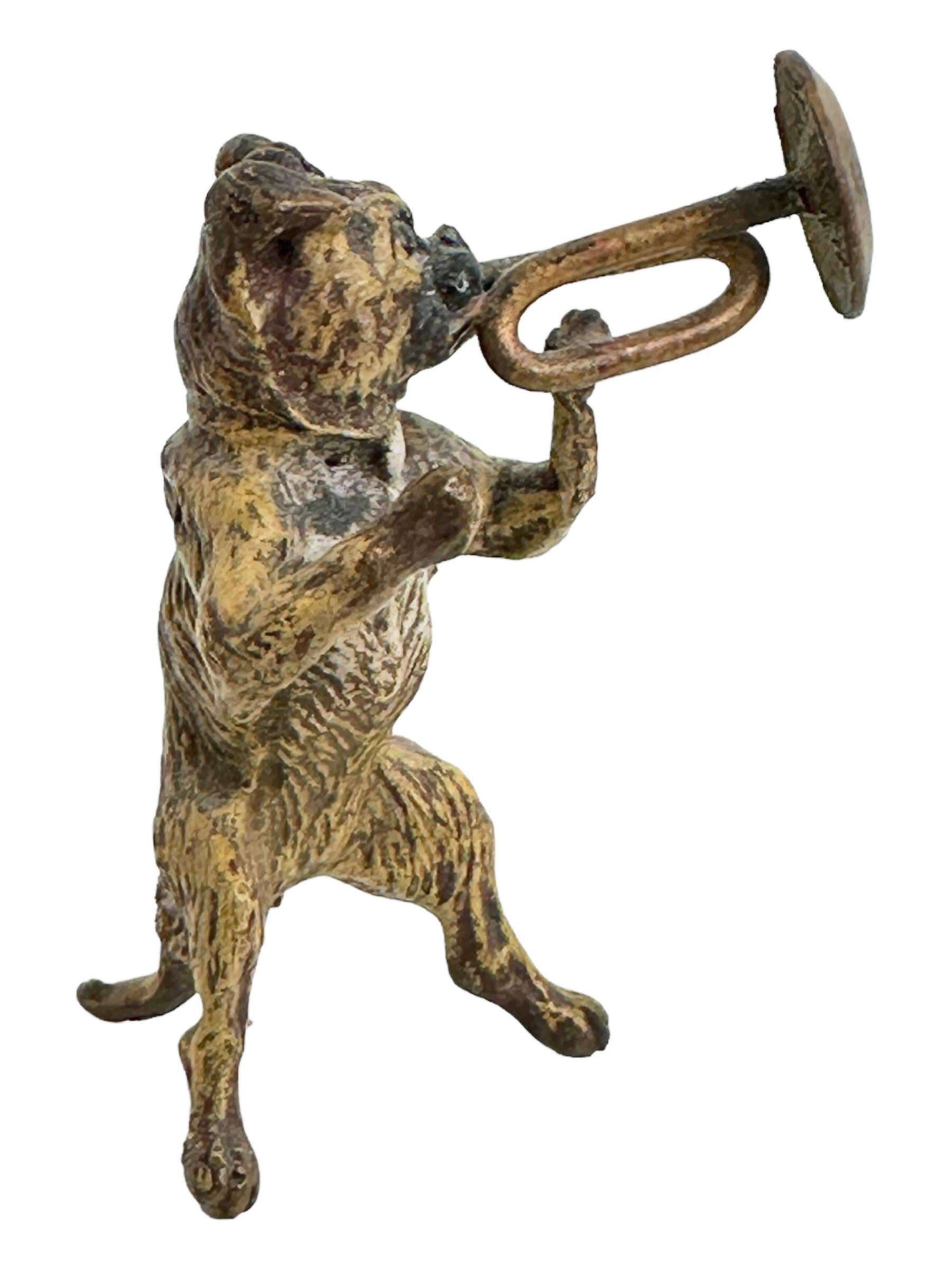 Peint à la main Début du 20e siècle Chien carlin musicien autrichien Vienne Bronze Miniature en vente