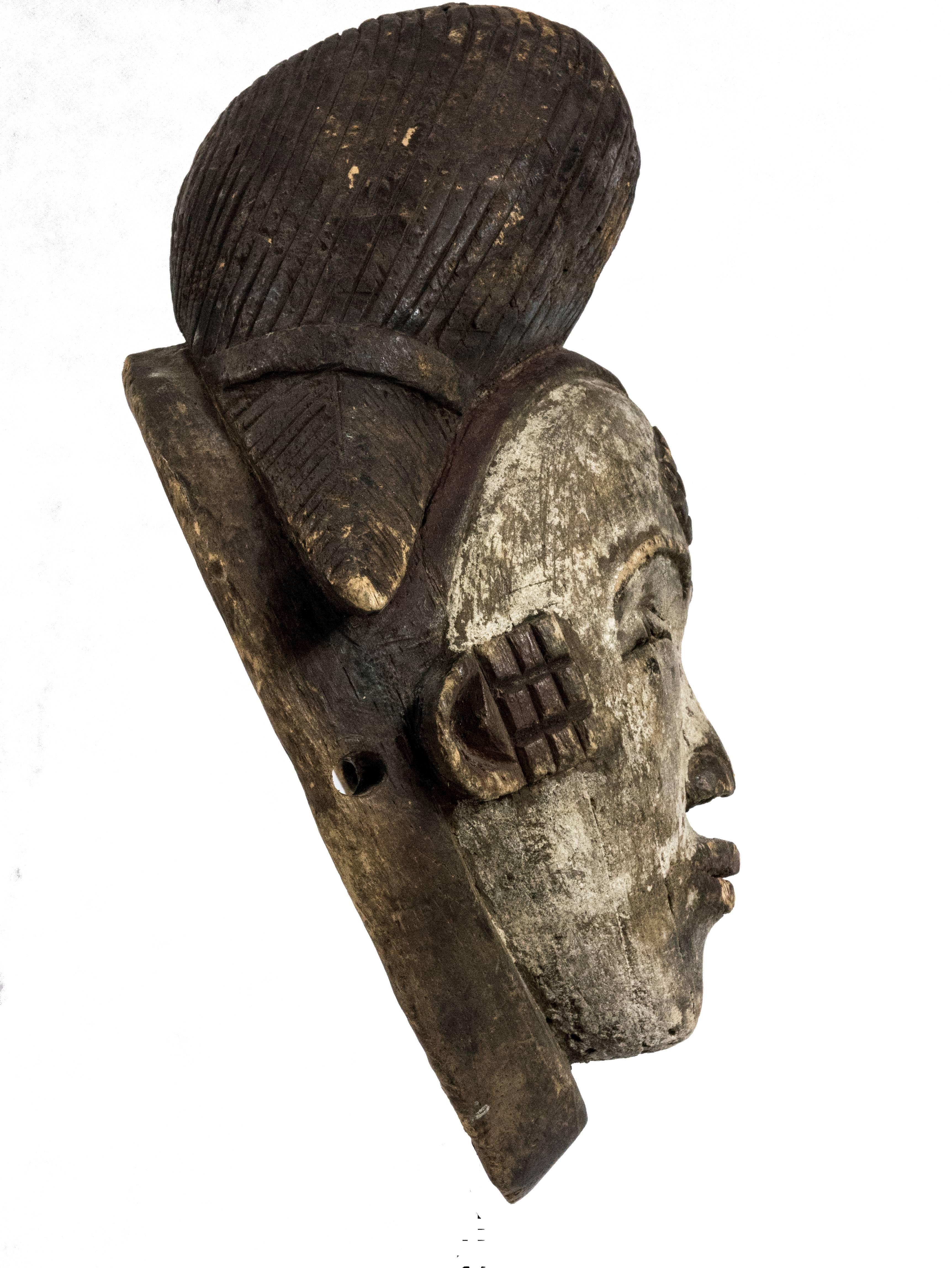 Early 20th Century Punu Mask from Gabon For Sale 1