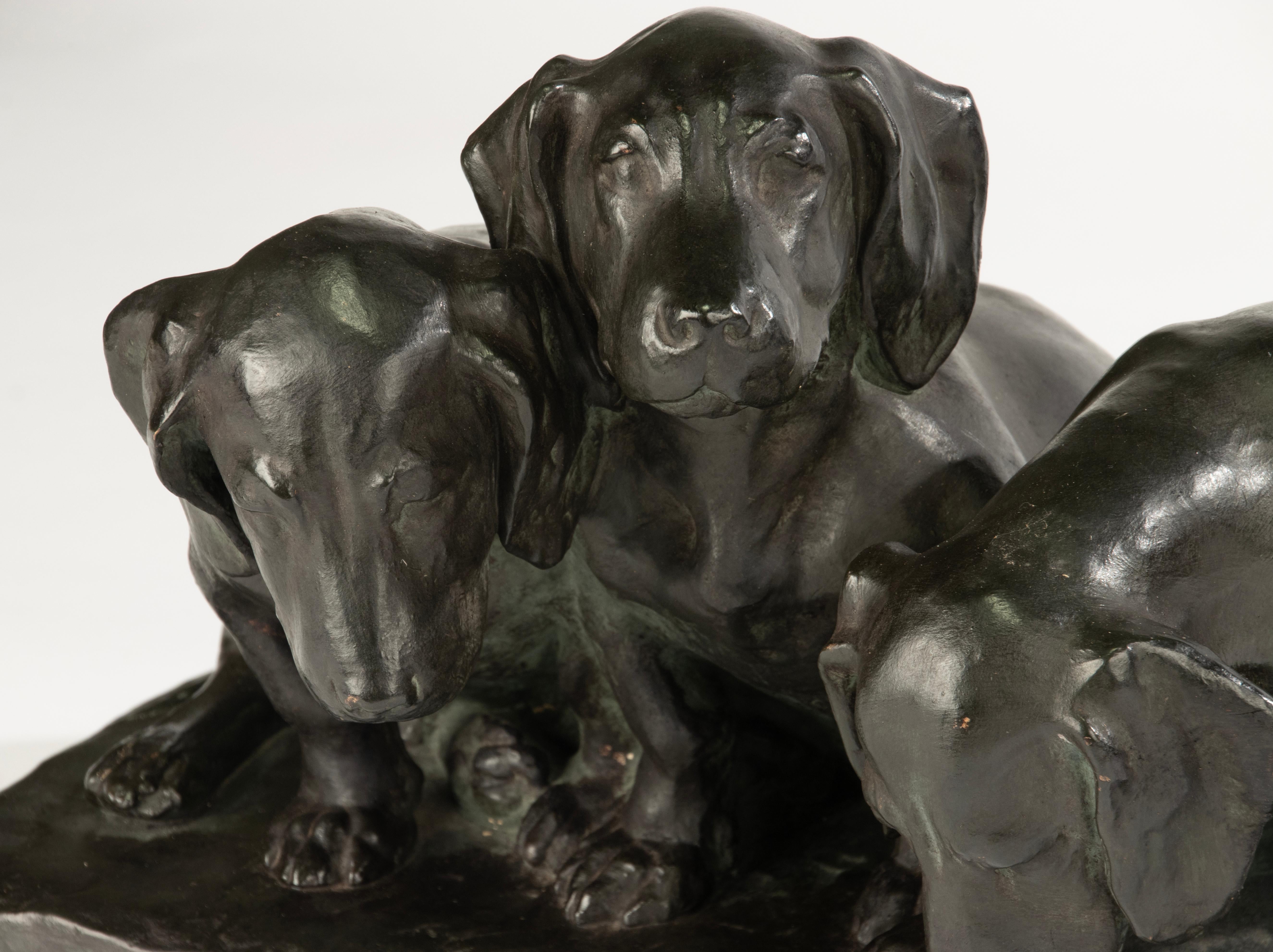 Welpe Skulptur des frühen 20. Jahrhunderts - Jenny von Barry Poussin Ott -Terracotta (Art déco) im Angebot