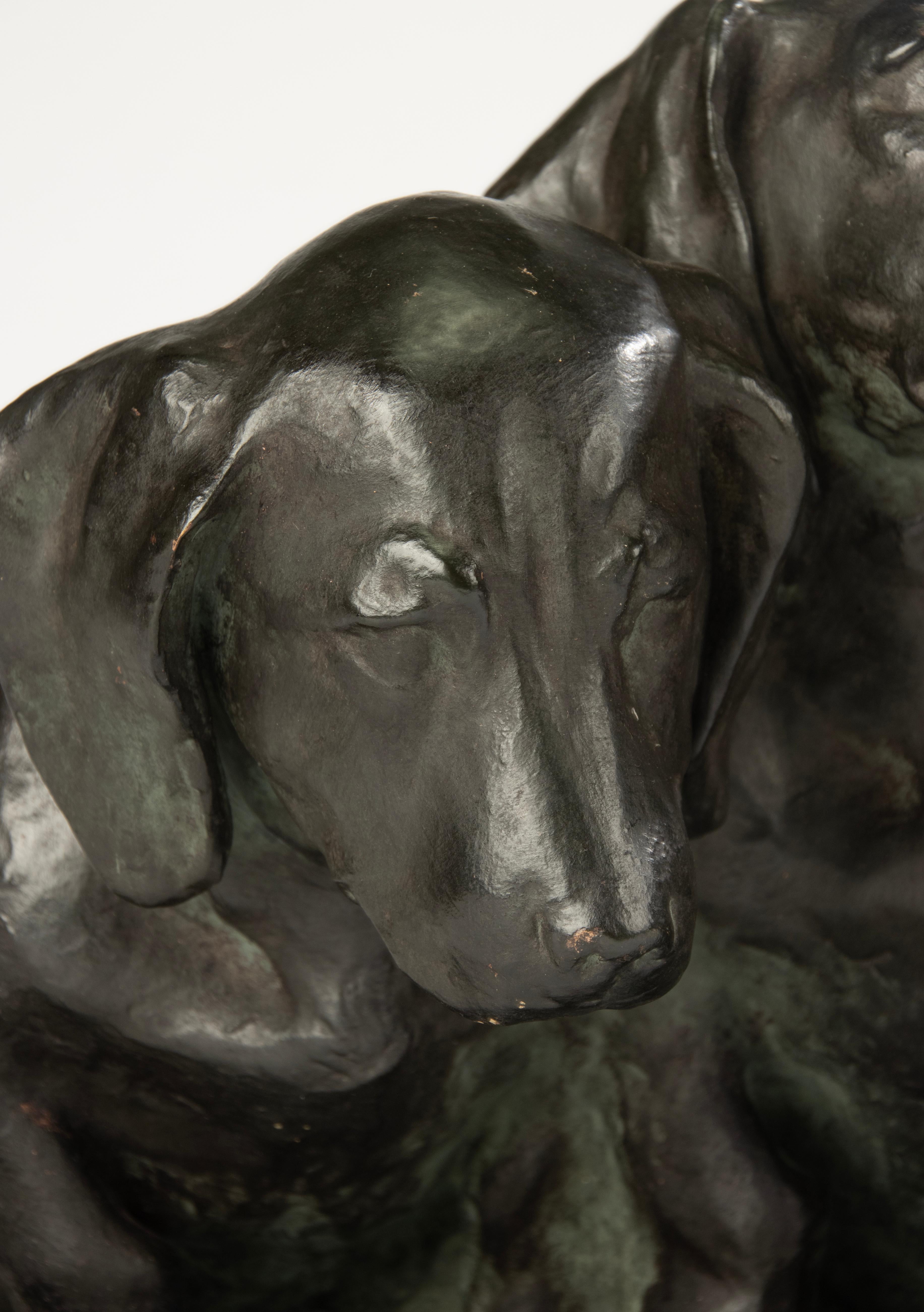 Welpe Skulptur des frühen 20. Jahrhunderts - Jenny von Barry Poussin Ott -Terracotta (Patiniert) im Angebot