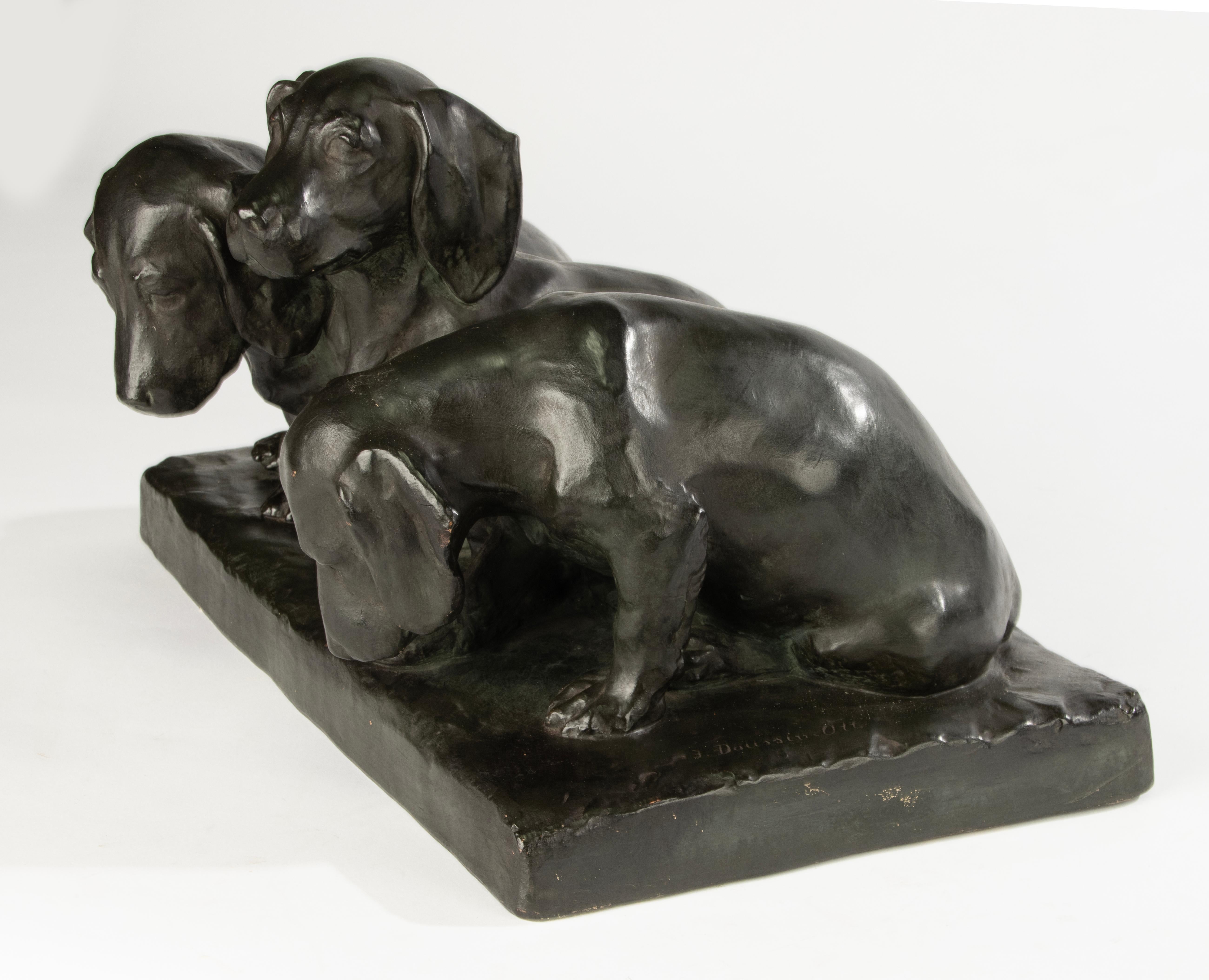 Welpe Skulptur des frühen 20. Jahrhunderts - Jenny von Barry Poussin Ott -Terracotta (Terrakotta) im Angebot