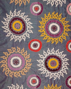 Zu Beginn des 20. Jahrhunderts Suzani aus reiner Seide aus Usbekistan, Zentralasien