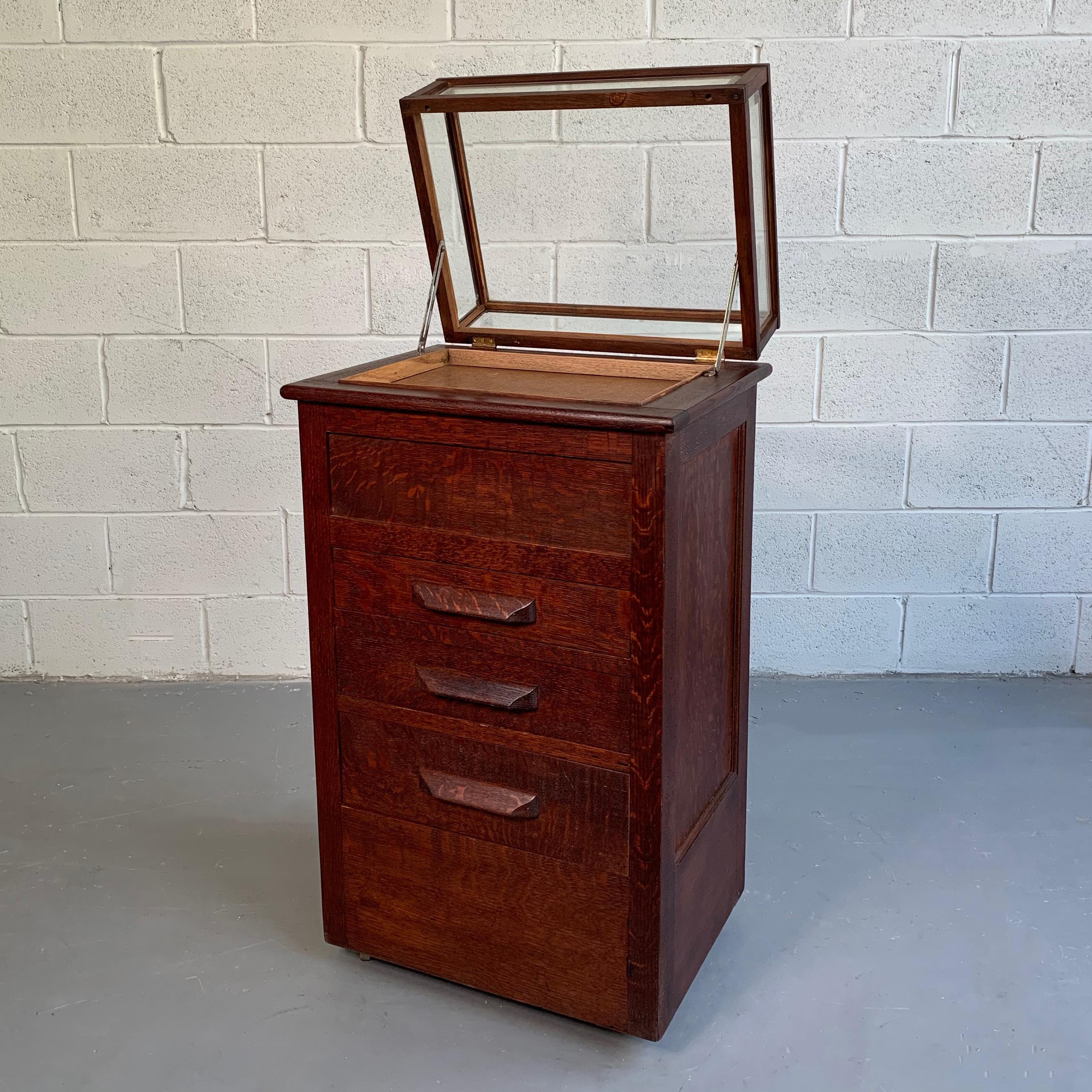 American Early 20th Century Quarter Sawn Oak Display Case Cabinet